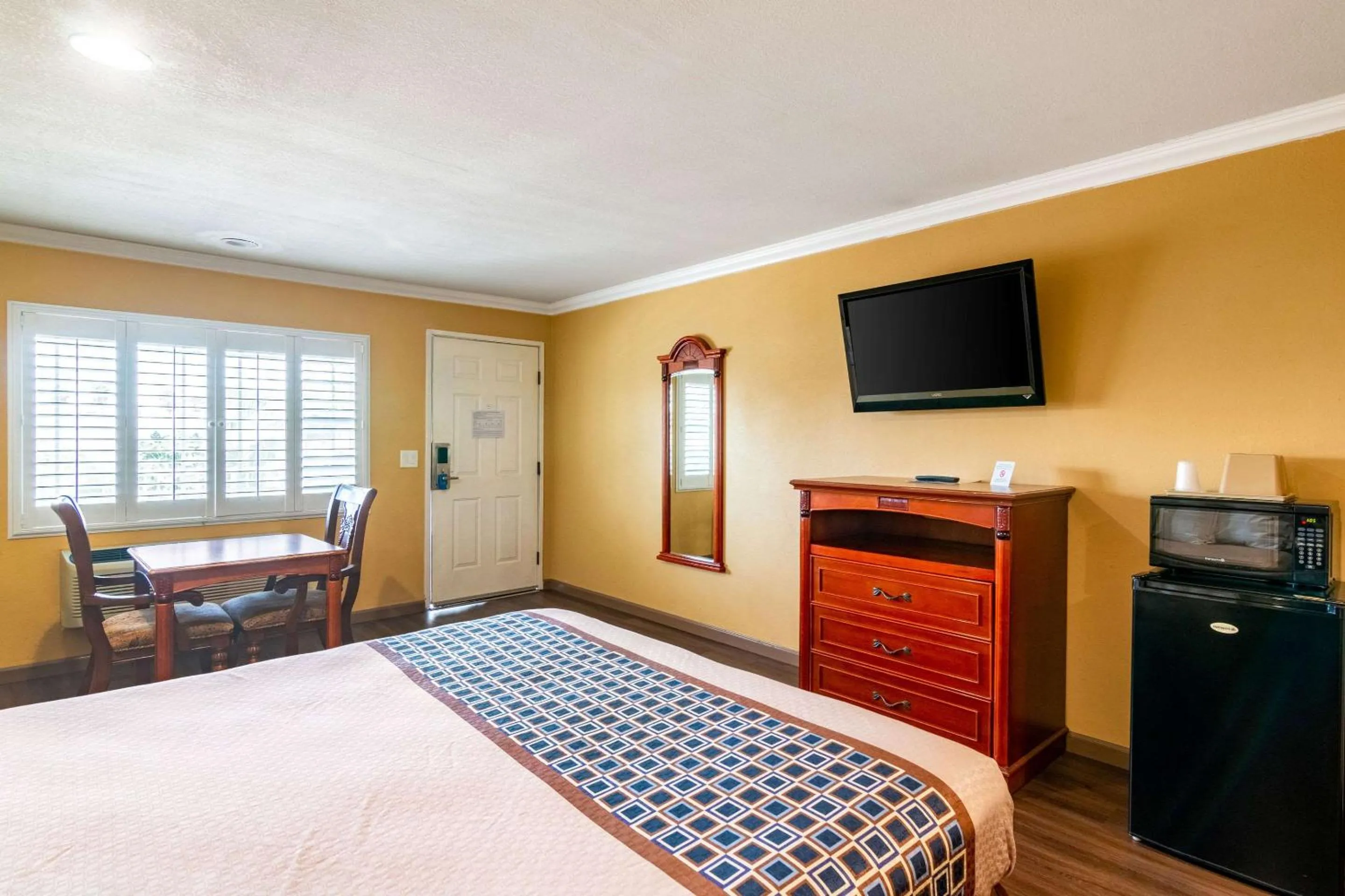 Bedroom, Bed in Rodeway Inn Artesia Cerritos