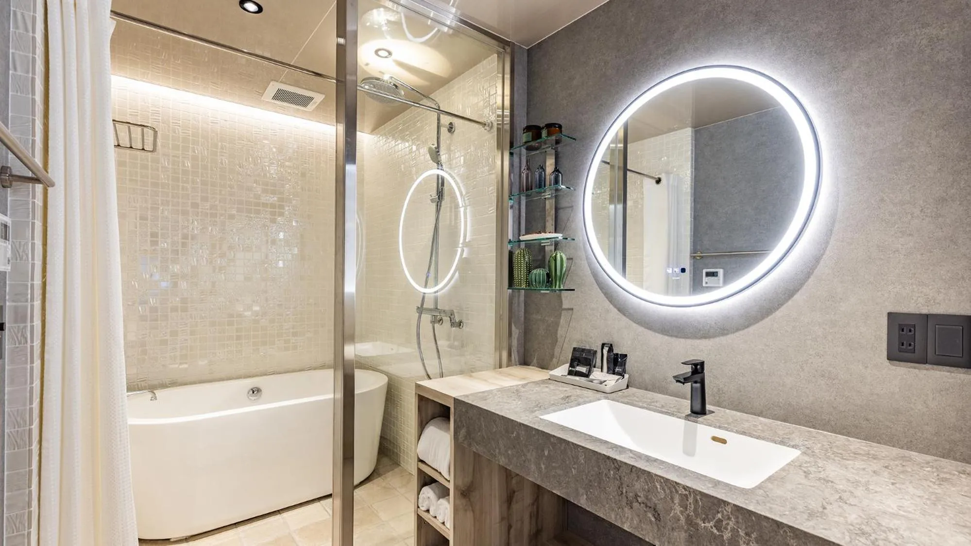 Shower in ビル泊 -Birupaku Decentralized Hotel-