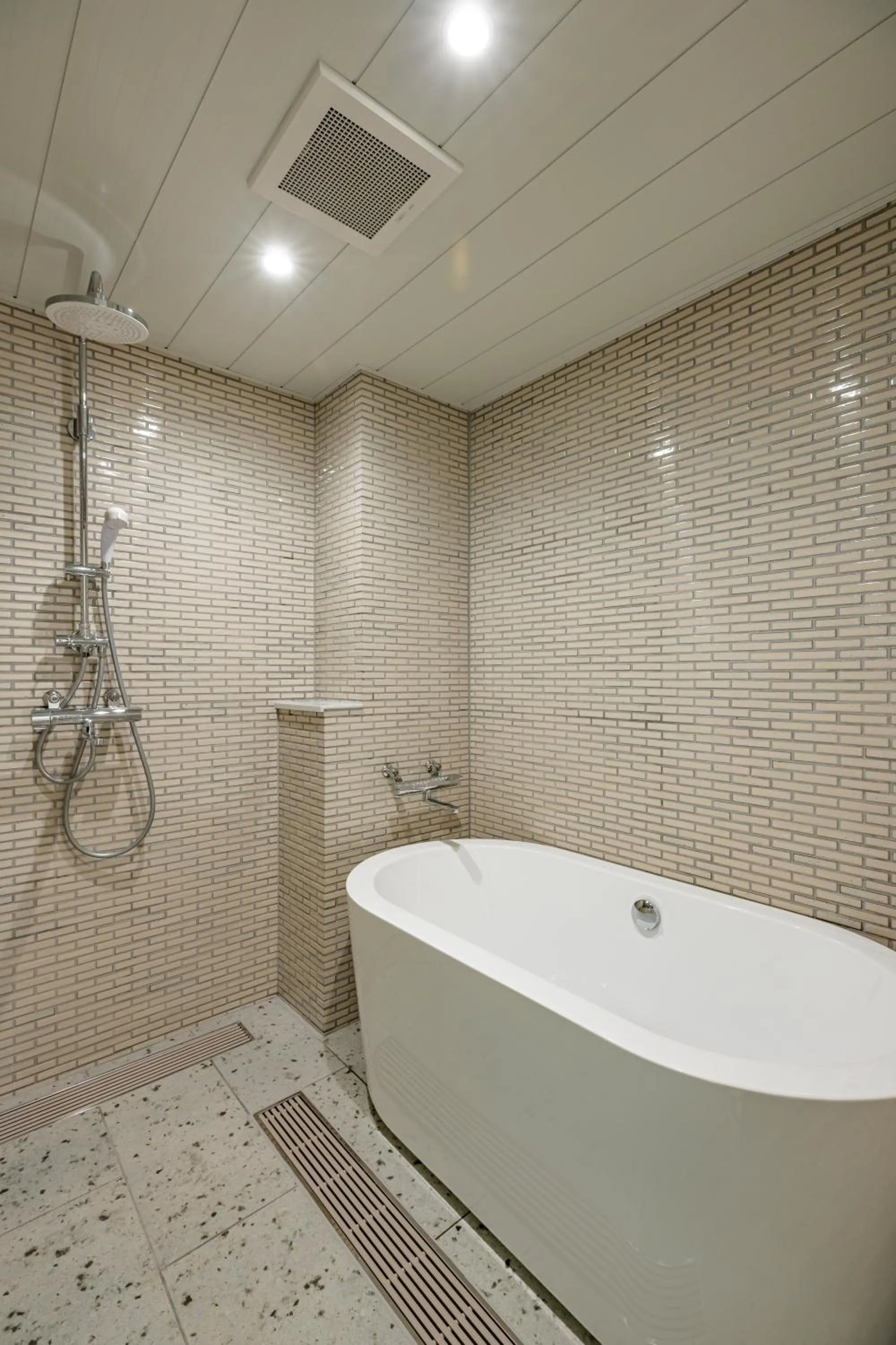 Shower in ビル泊 -Birupaku Decentralized Hotel-
