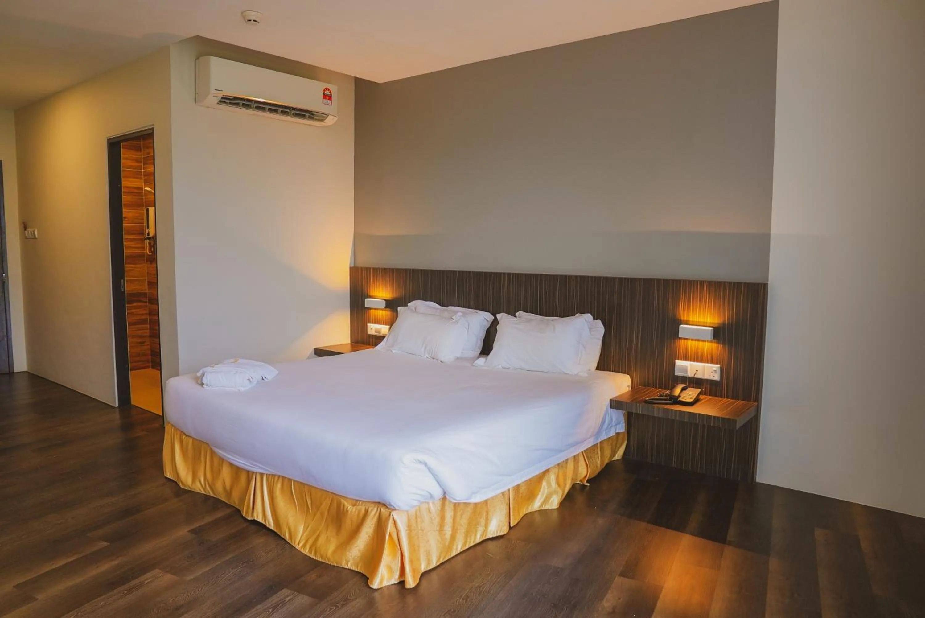 Bedroom, Bed in Roxy Hotel Serian