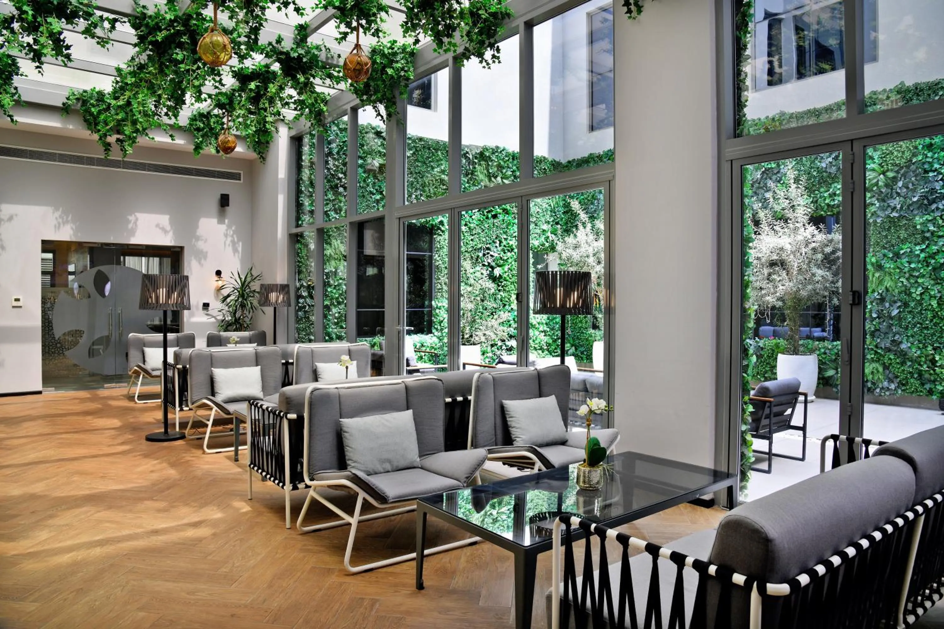 Restaurant/places to eat in Lemon Tree Hotel, Jumeirah Dubai