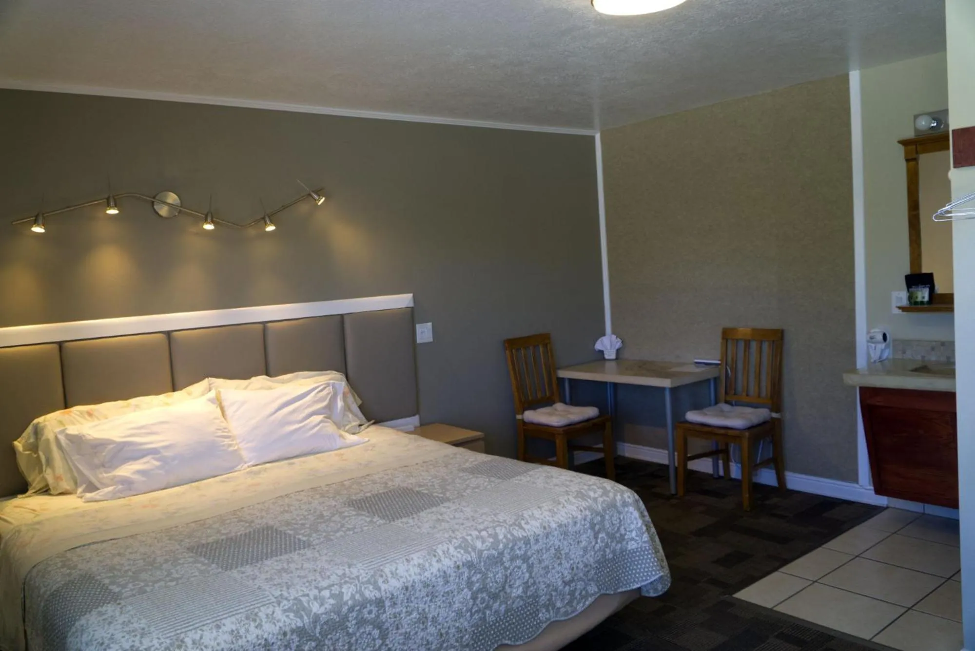 Bed in Bybee's Steppingstone Motel