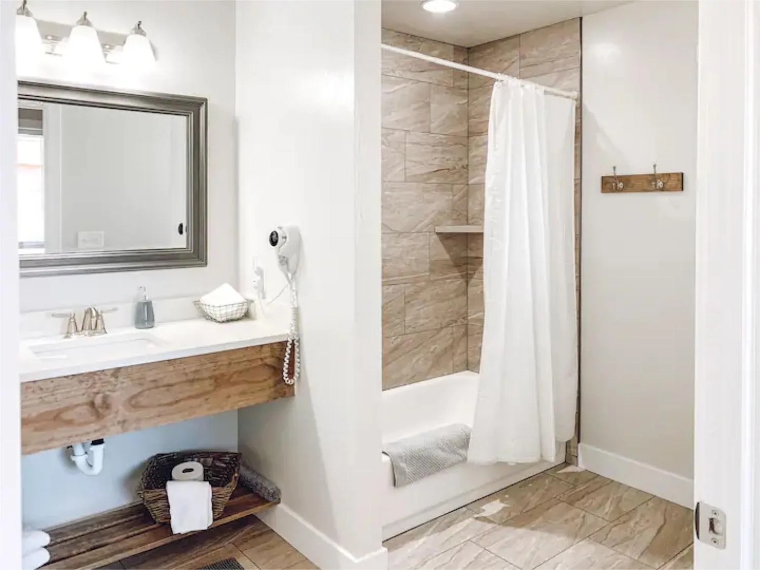 Shower in Bybee's Steppingstone Motel