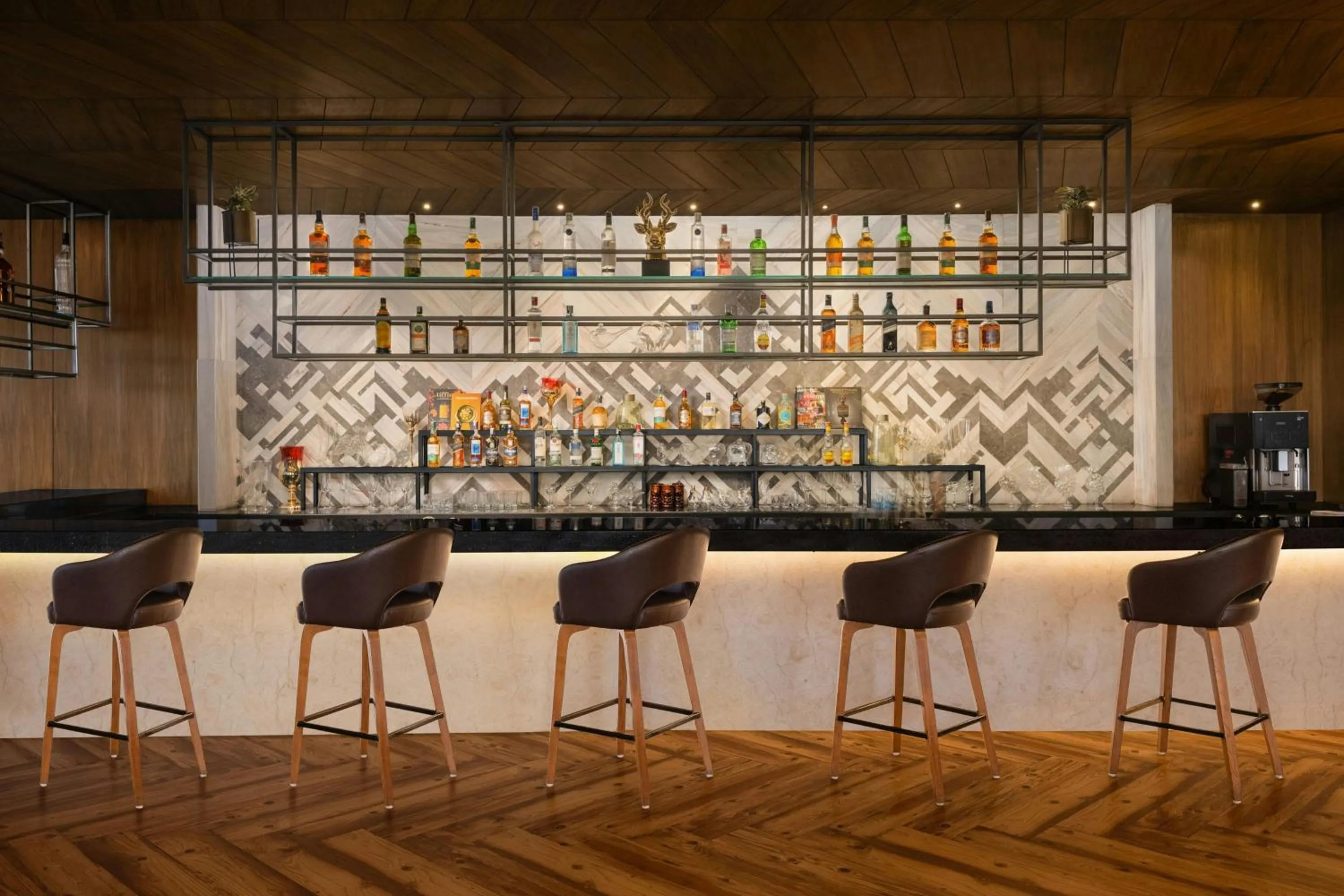 Lounge or bar in Courtyard by Marriott Amritsar