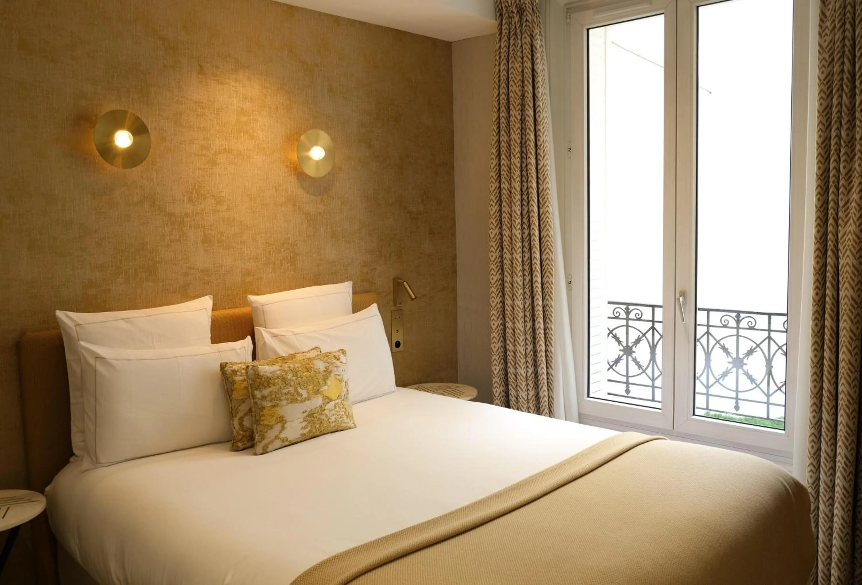 View (from property/room), Bed in Hôtel Madison