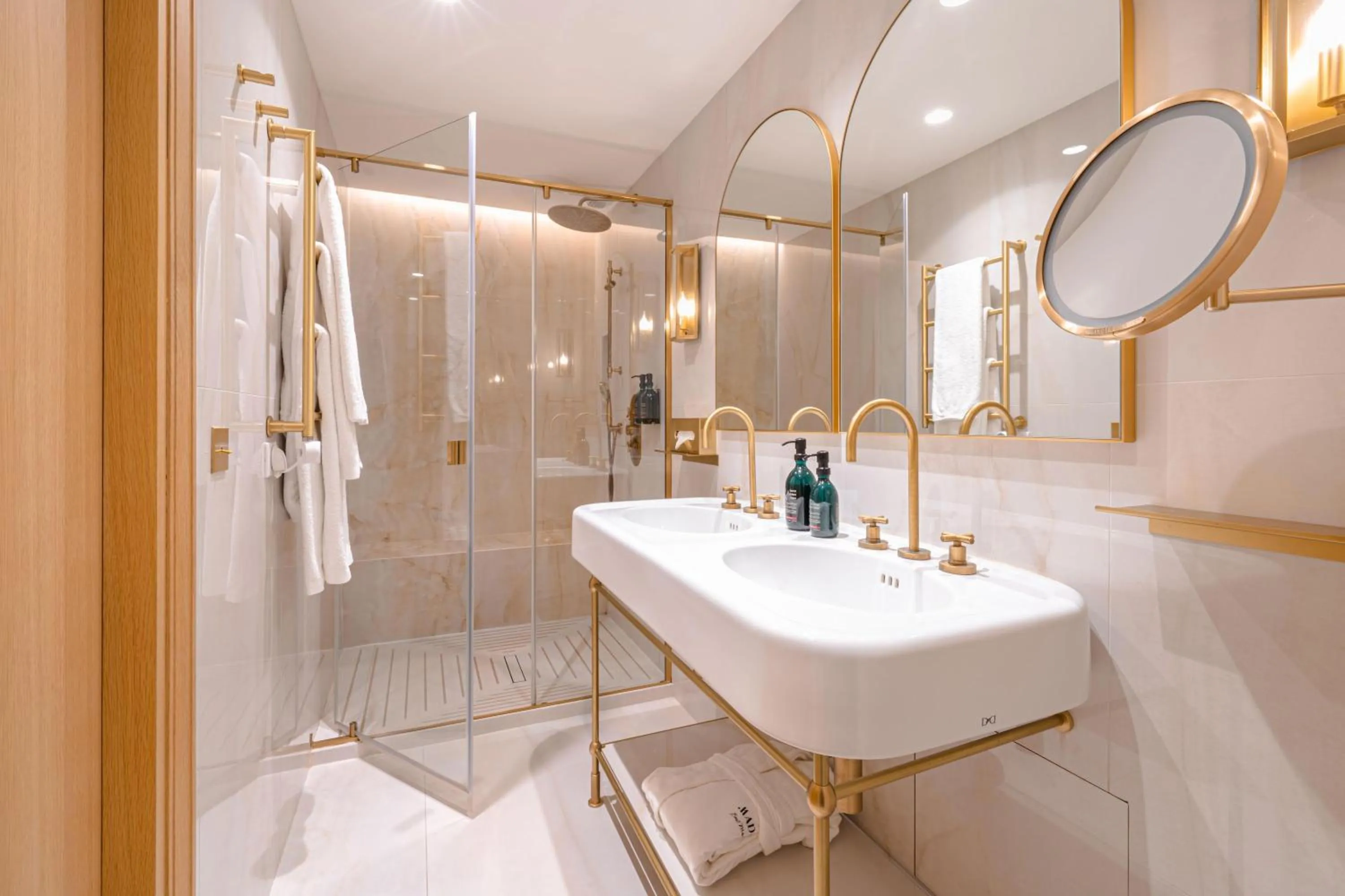 Shower in Hôtel Madison