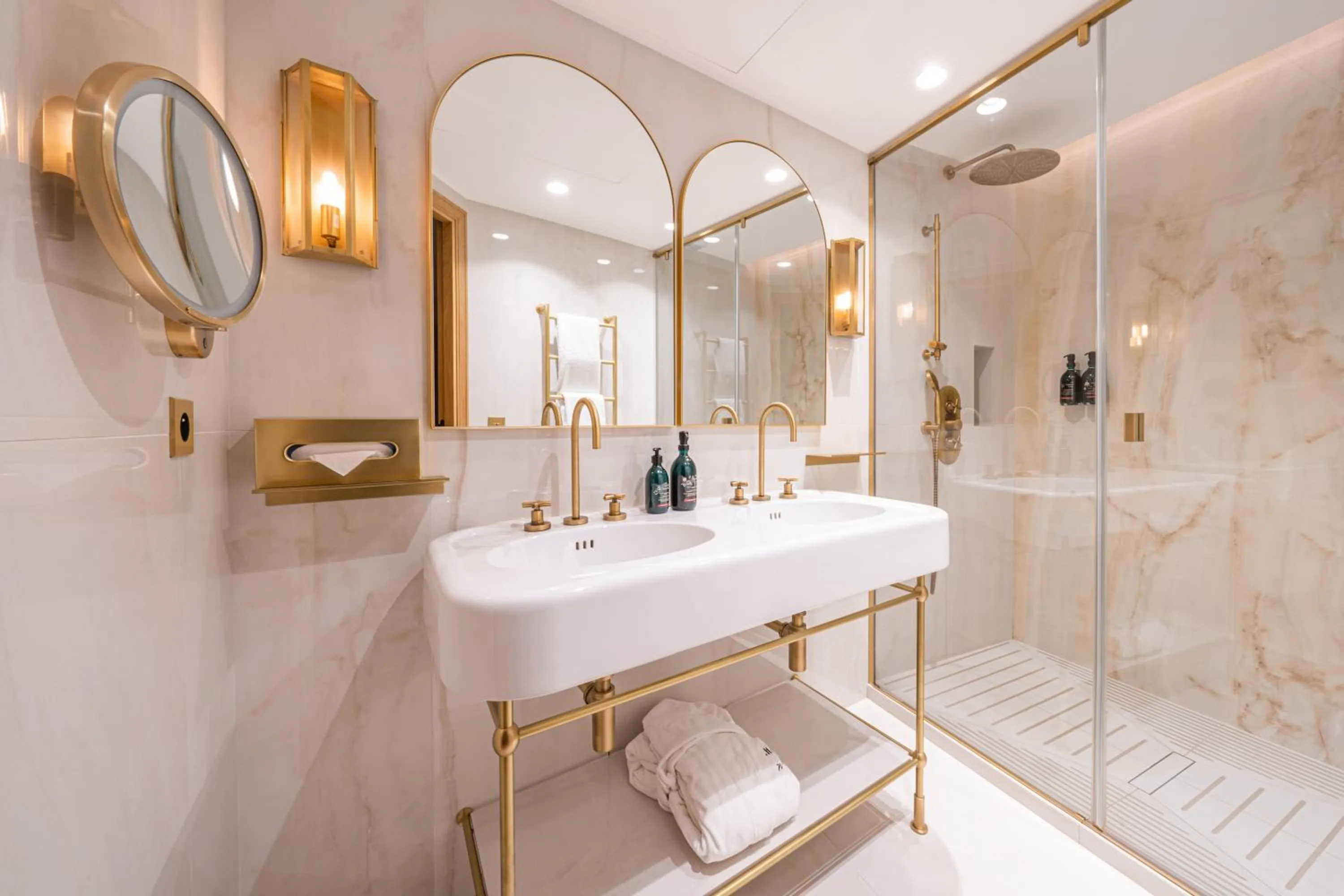 Shower in Hôtel Madison