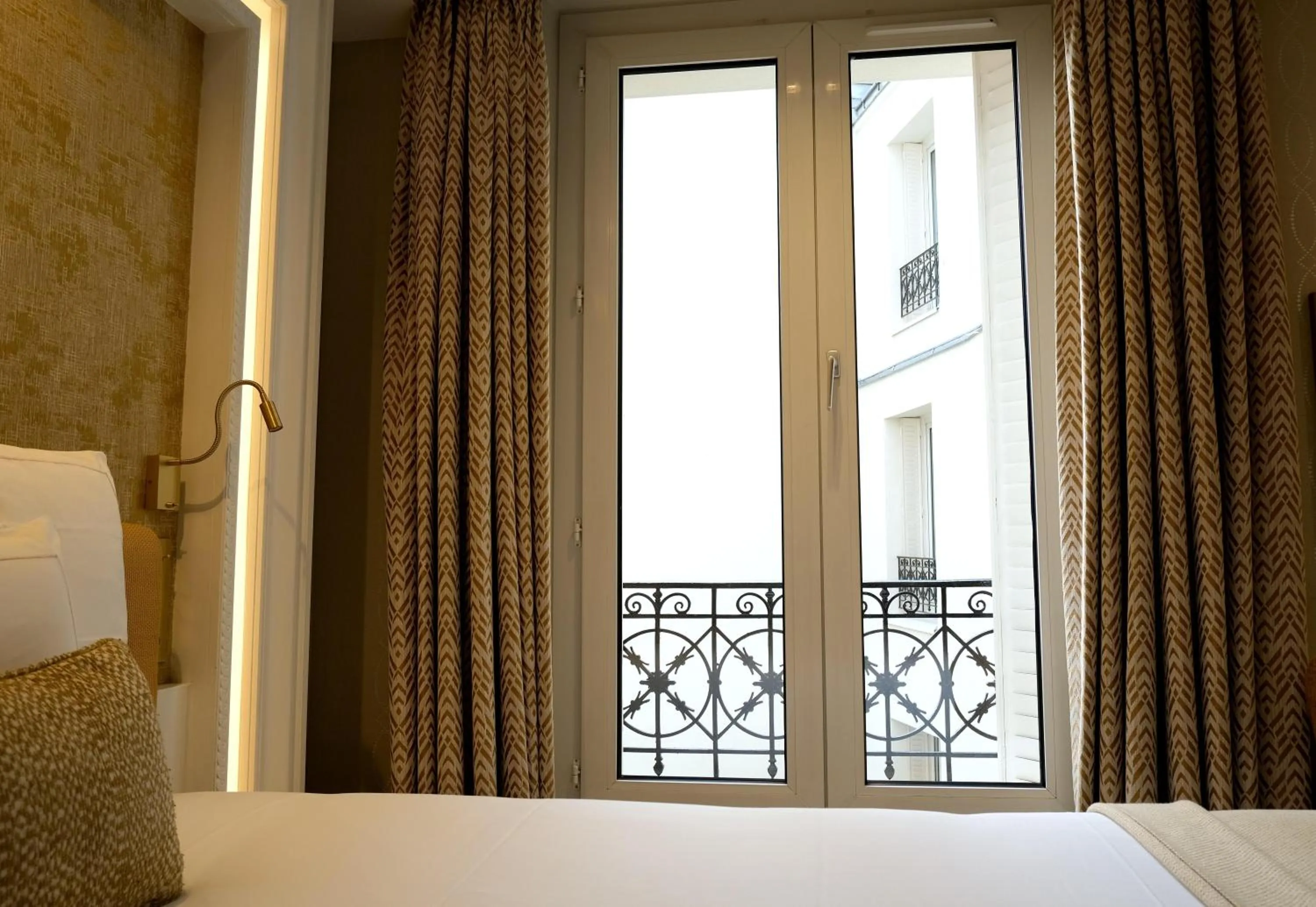 View (from property/room), Bed in Hôtel Madison