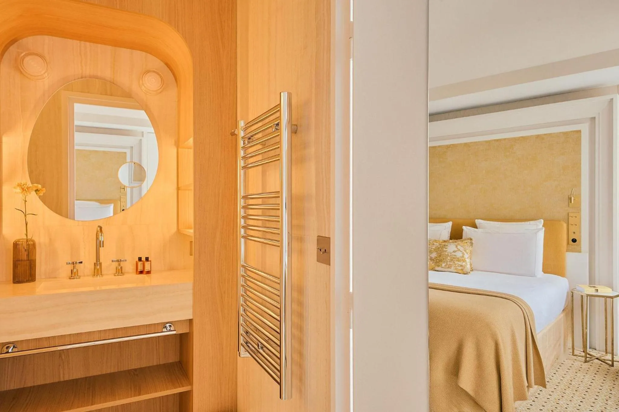 Shower, Bed in Hôtel Madison