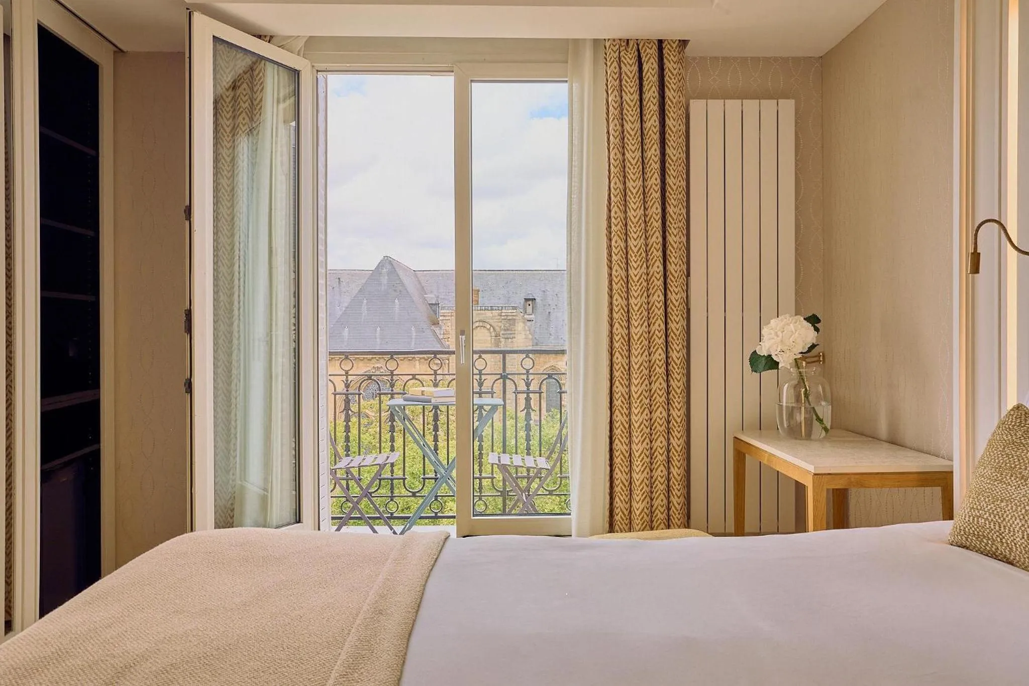 View (from property/room), Bed in Hôtel Madison