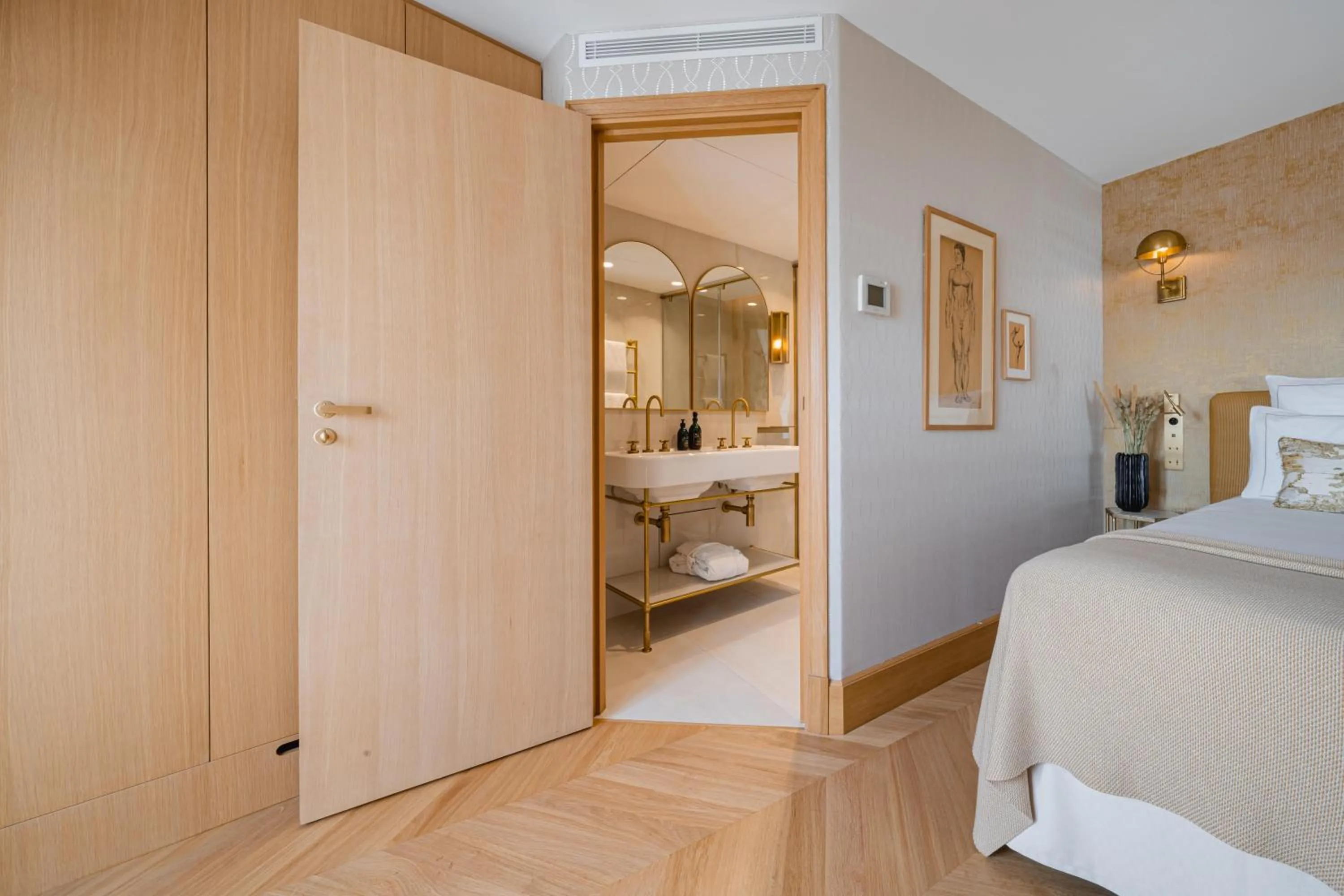 Bathroom, Bed in Hôtel Madison