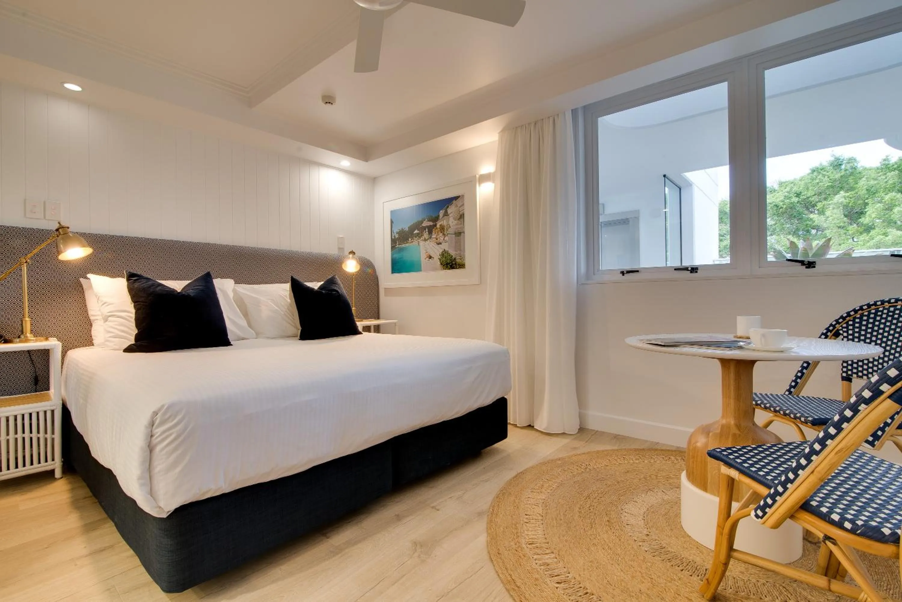 Dining area, Bed in Tingirana Noosa