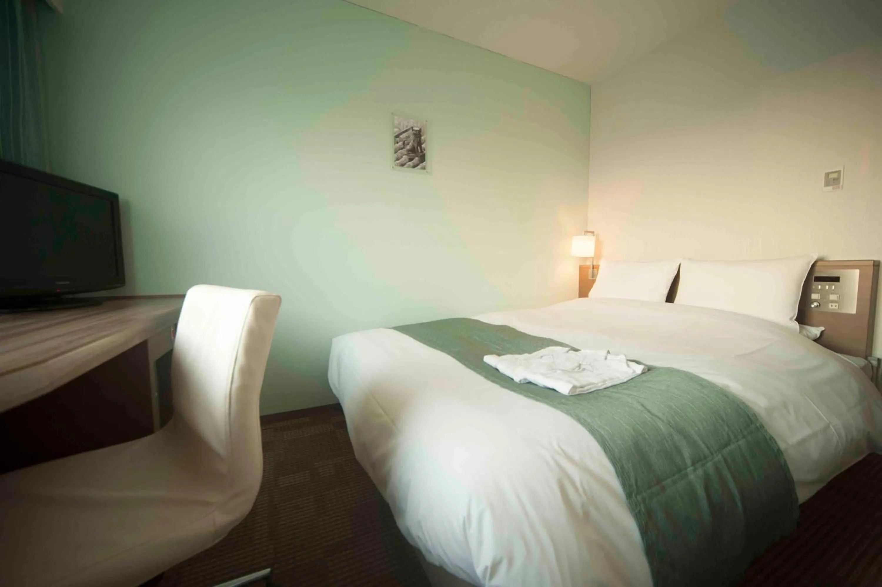 Photo of the whole room, Bed in Daiwa Roynet Hotel Okinawa-Kenchomae