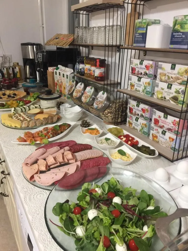 New Hostel Berlin Mitte FREE SNACK hot tea and coffee