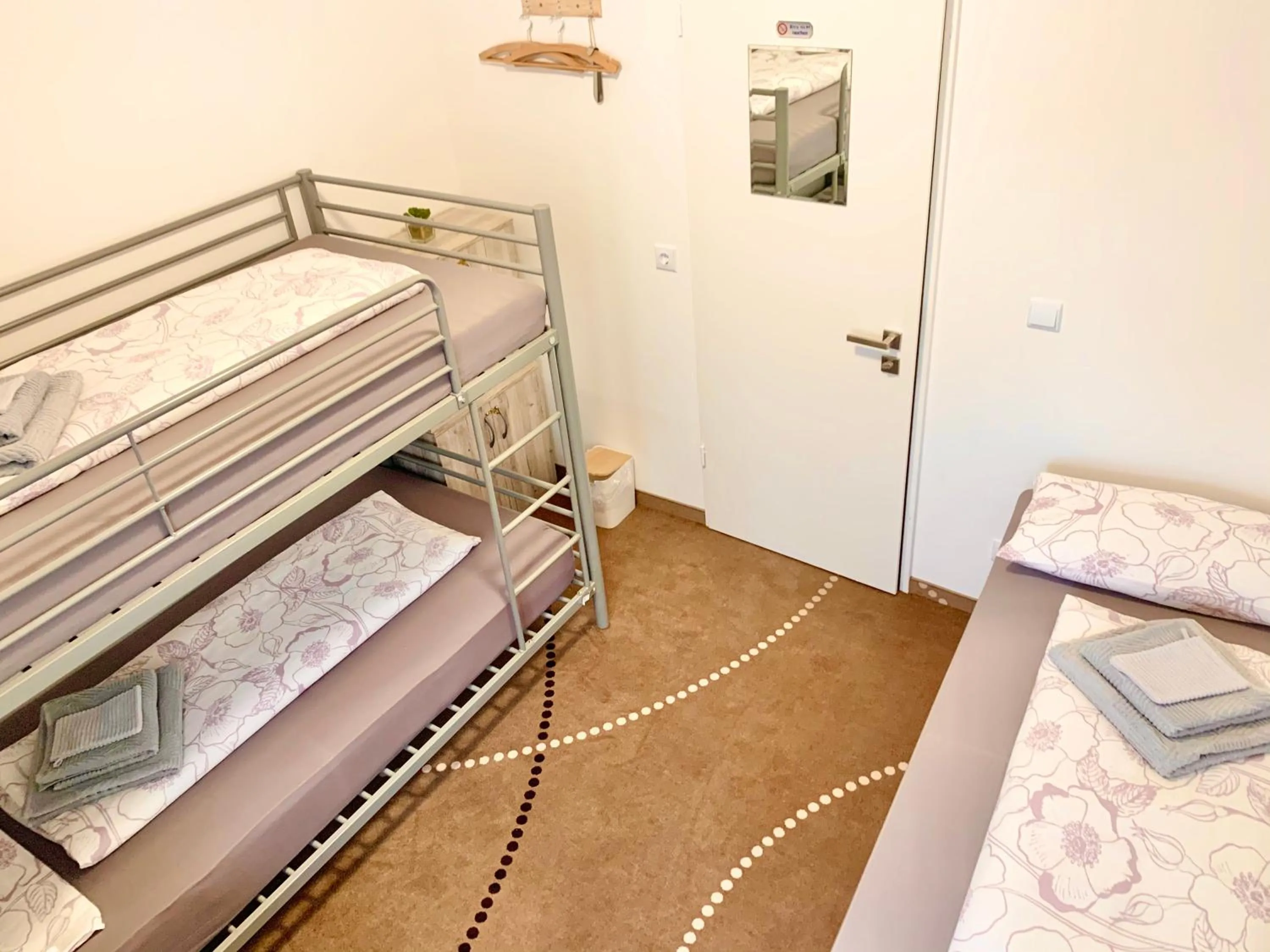 Bed in New Hostel Berlin Mitte FREE SNACK hot tea and coffee