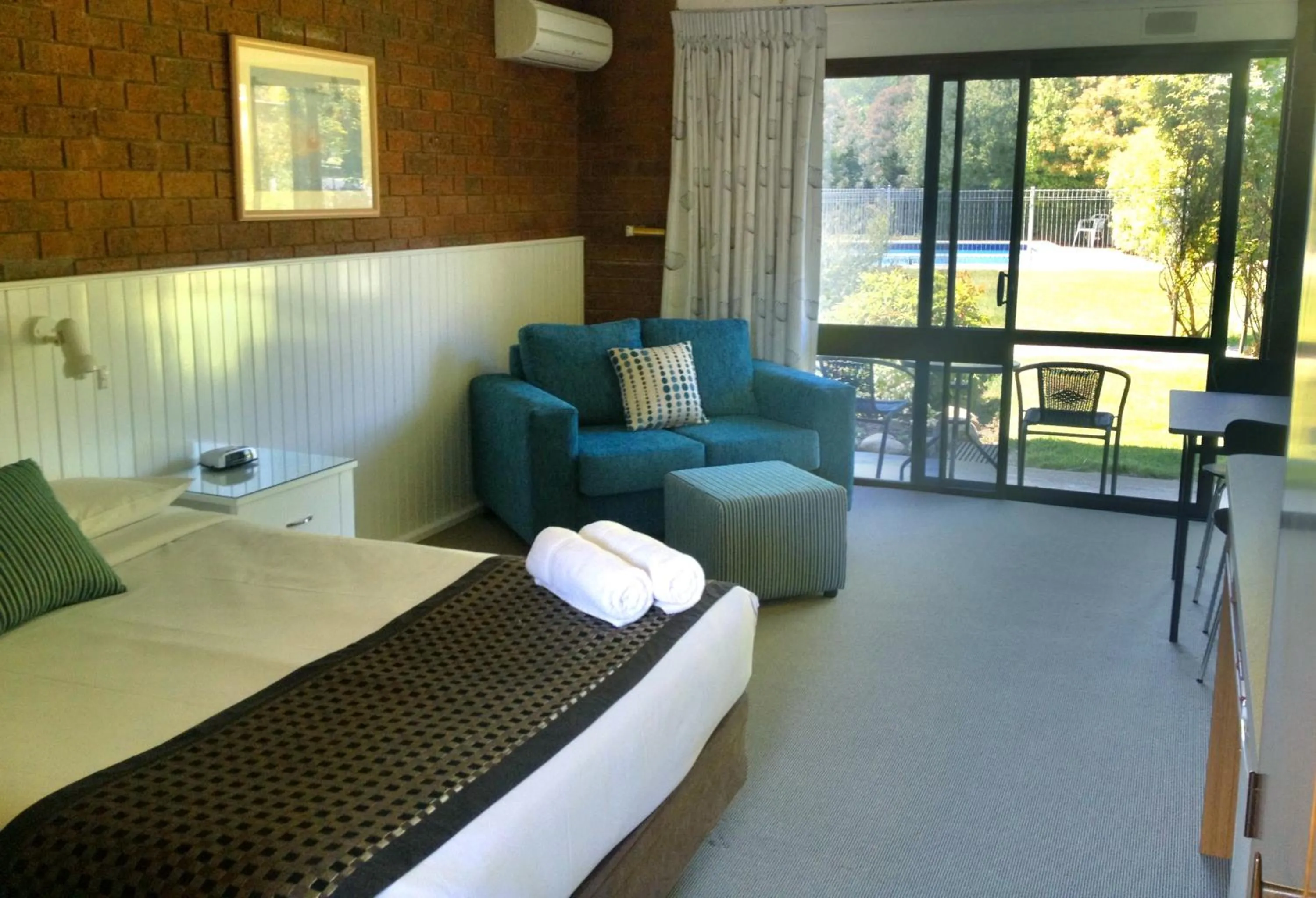 Photo of the whole room, Bed in Bogong View Motor Inn