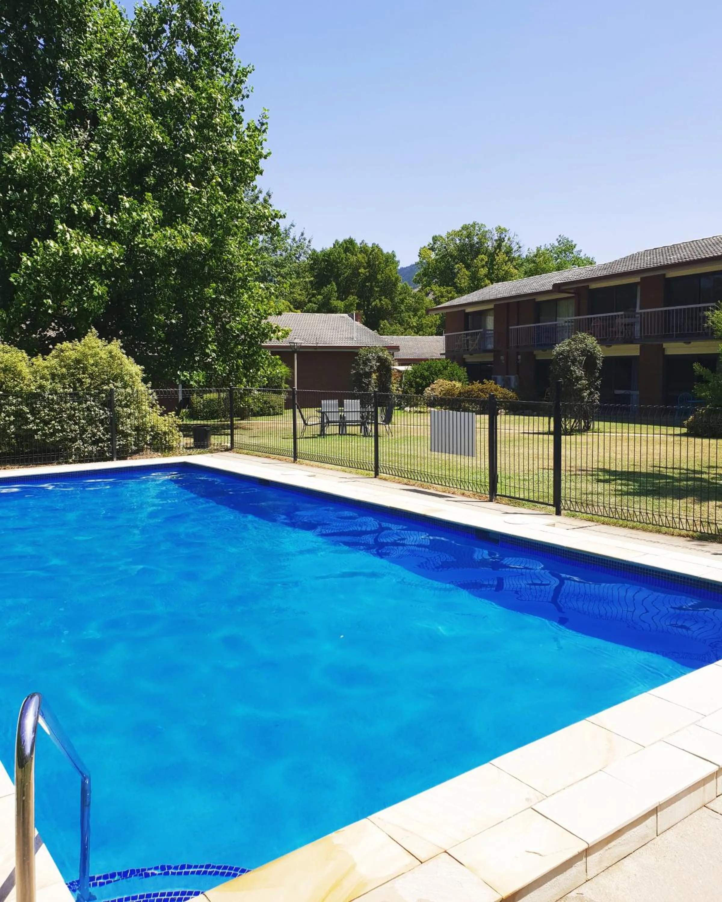 Garden, Swimming Pool in Bogong View Motor Inn