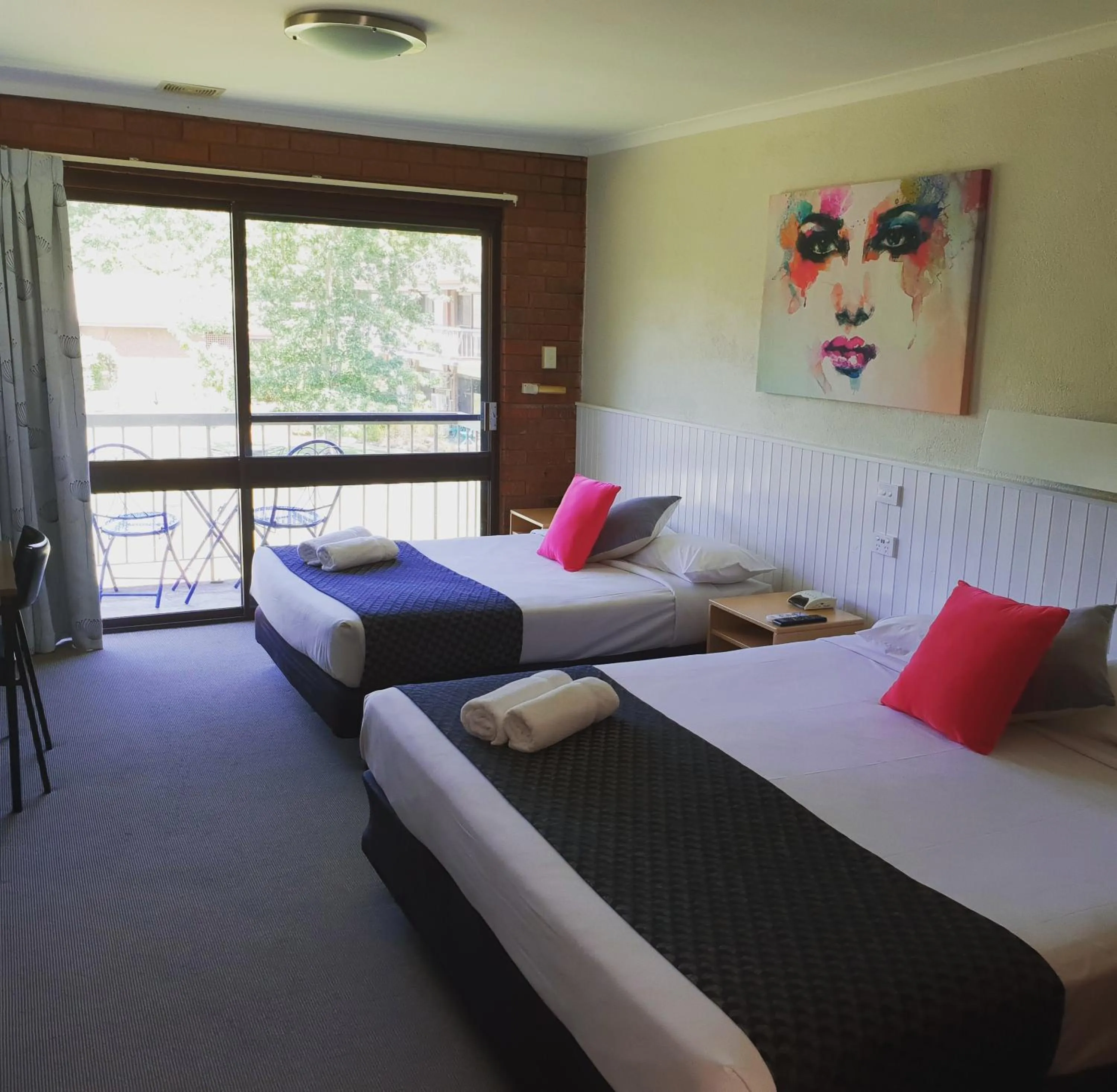 Balcony/Terrace, Bed in Bogong View Motor Inn