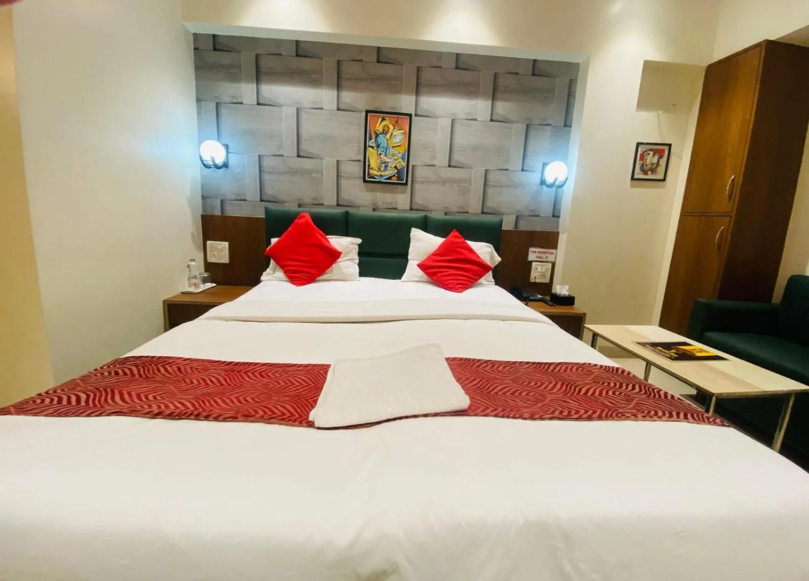 Bed in Hotel Vashi Inn