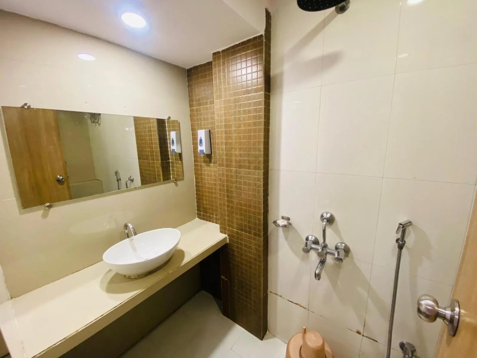 Bathroom in Hotel Vashi Inn