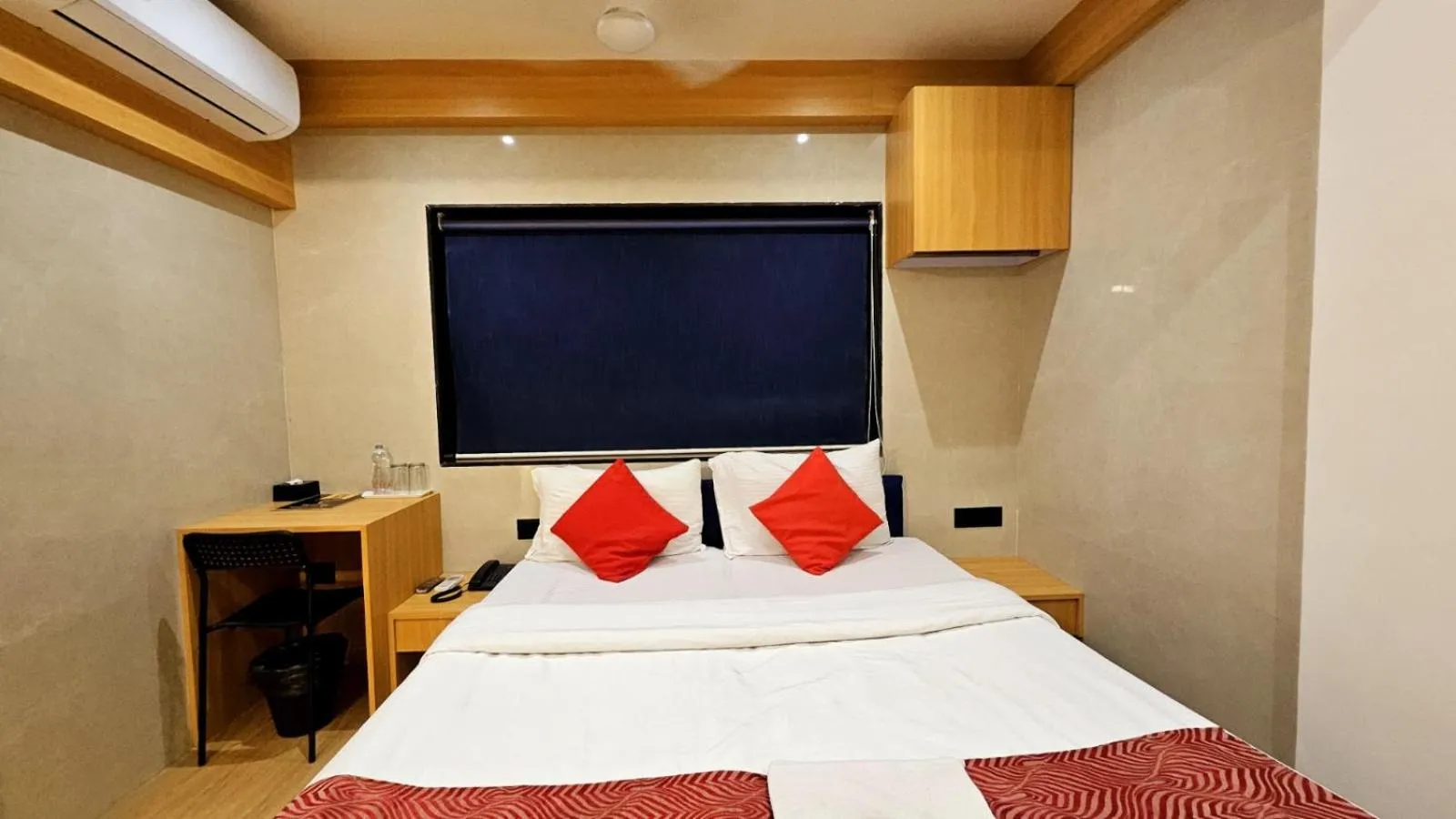 Bedroom, Bed in Hotel Vashi Inn