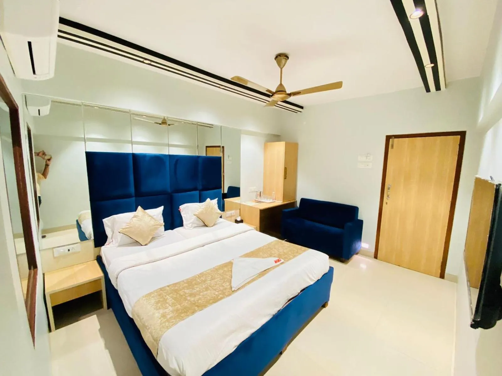 Bedroom, Bed in Hotel Vashi Inn