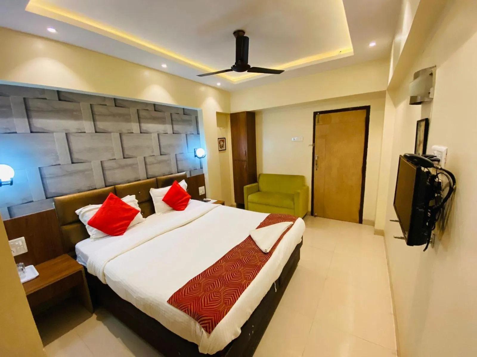 Photo of the whole room, Bed in Hotel Vashi Inn