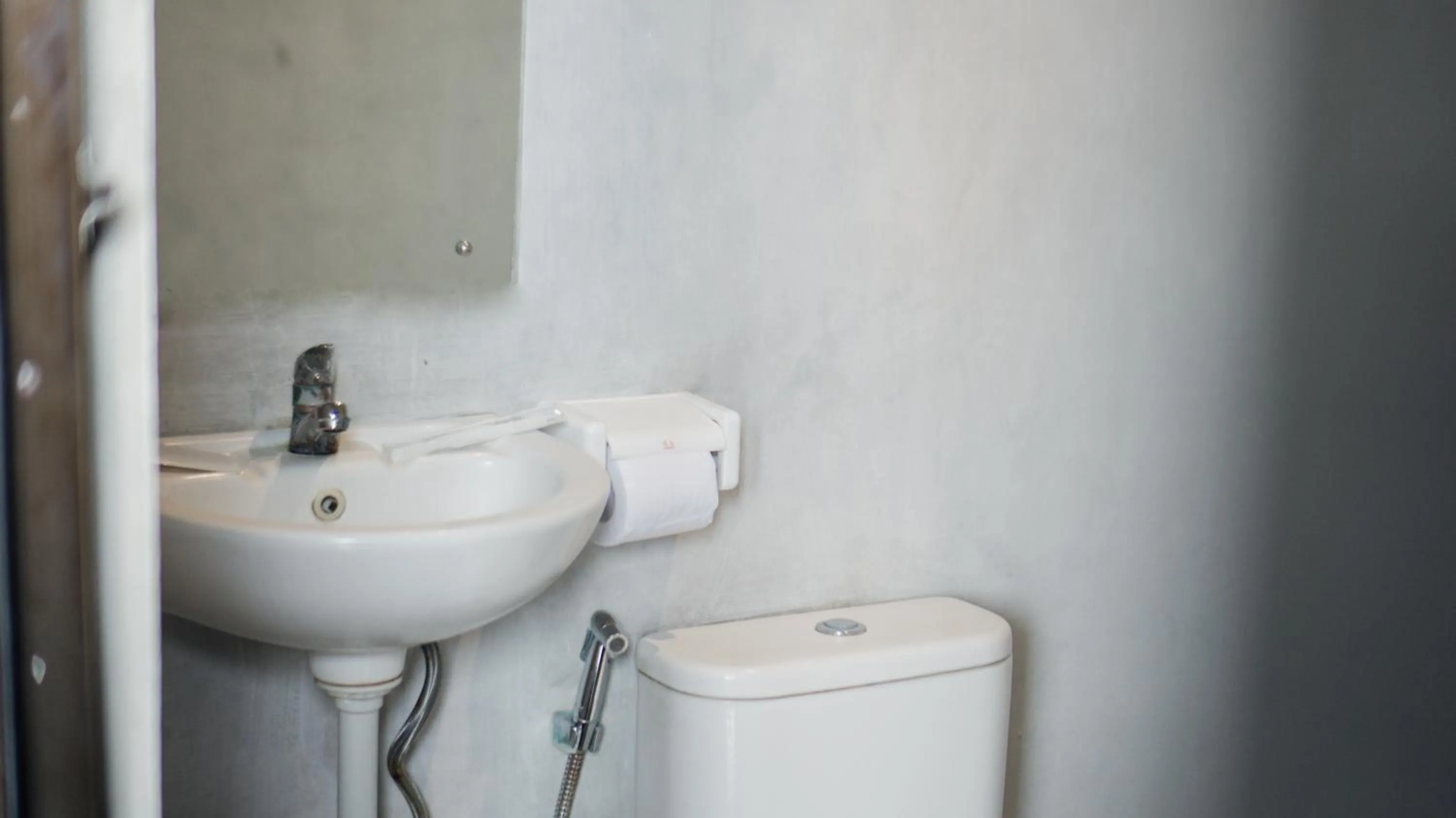 Toilet in Escotel Krisnantara Canggu