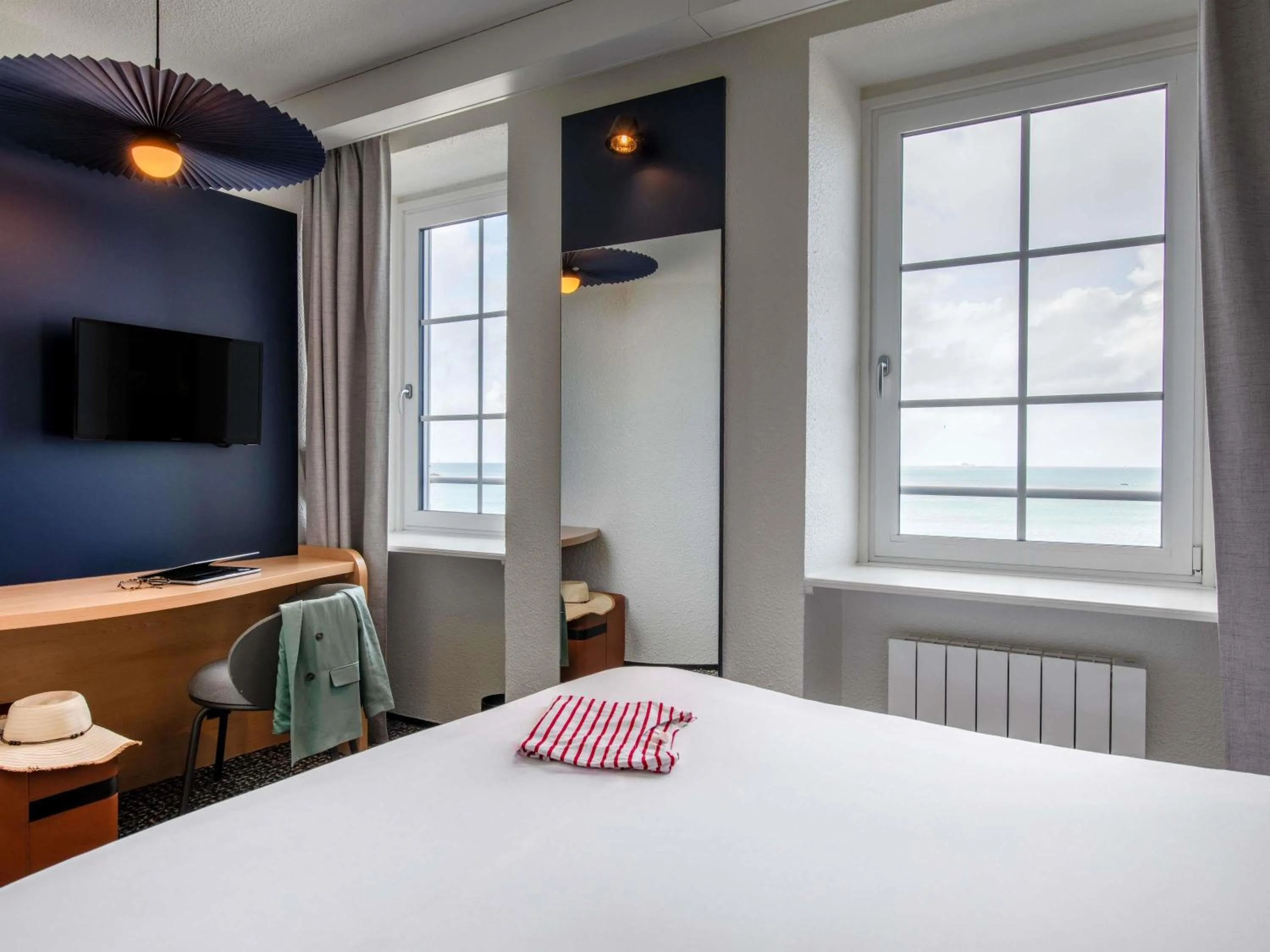 Bedroom, Bed in ibis Saint Malo Plage