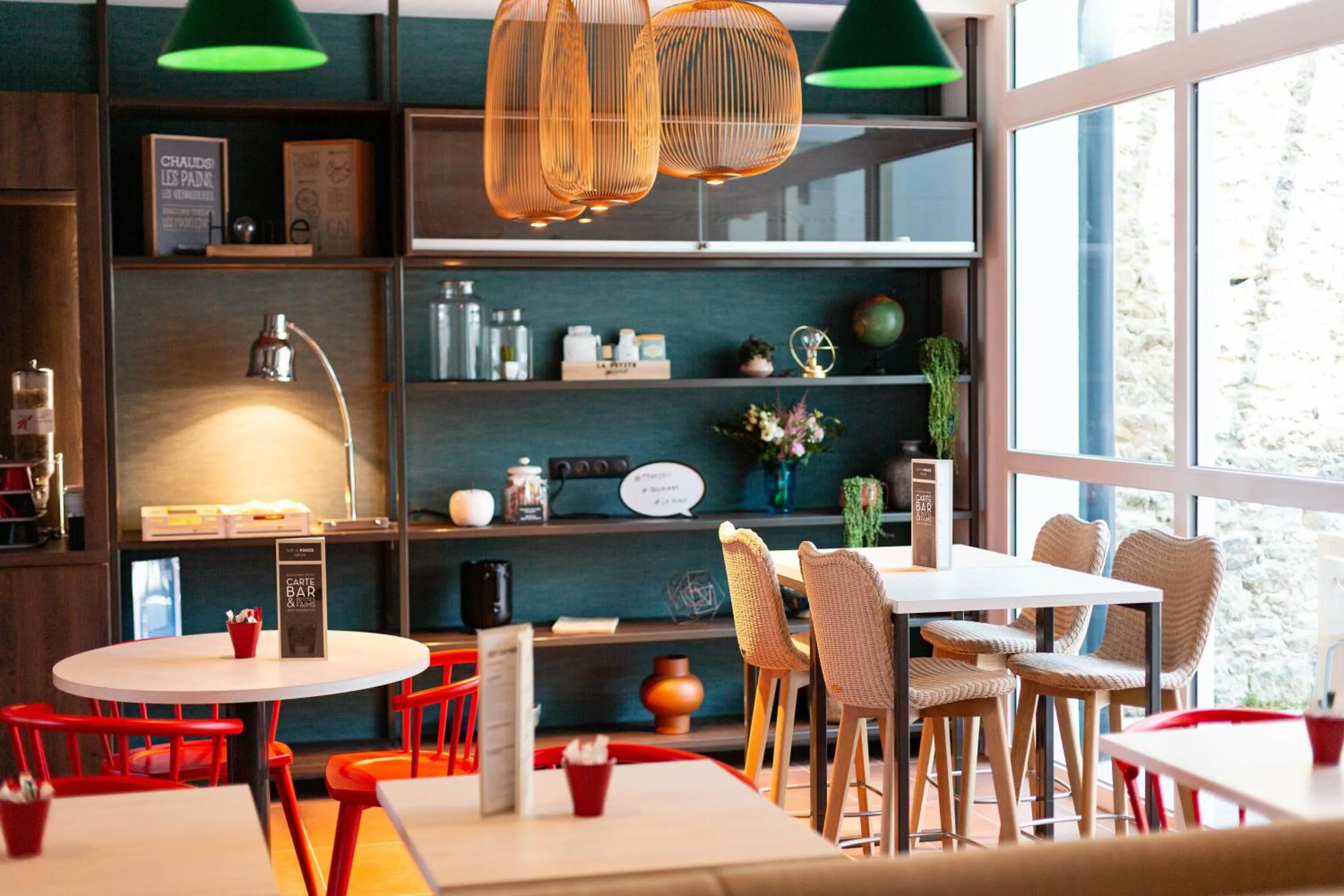 Lounge or bar in ibis Saint Malo Plage