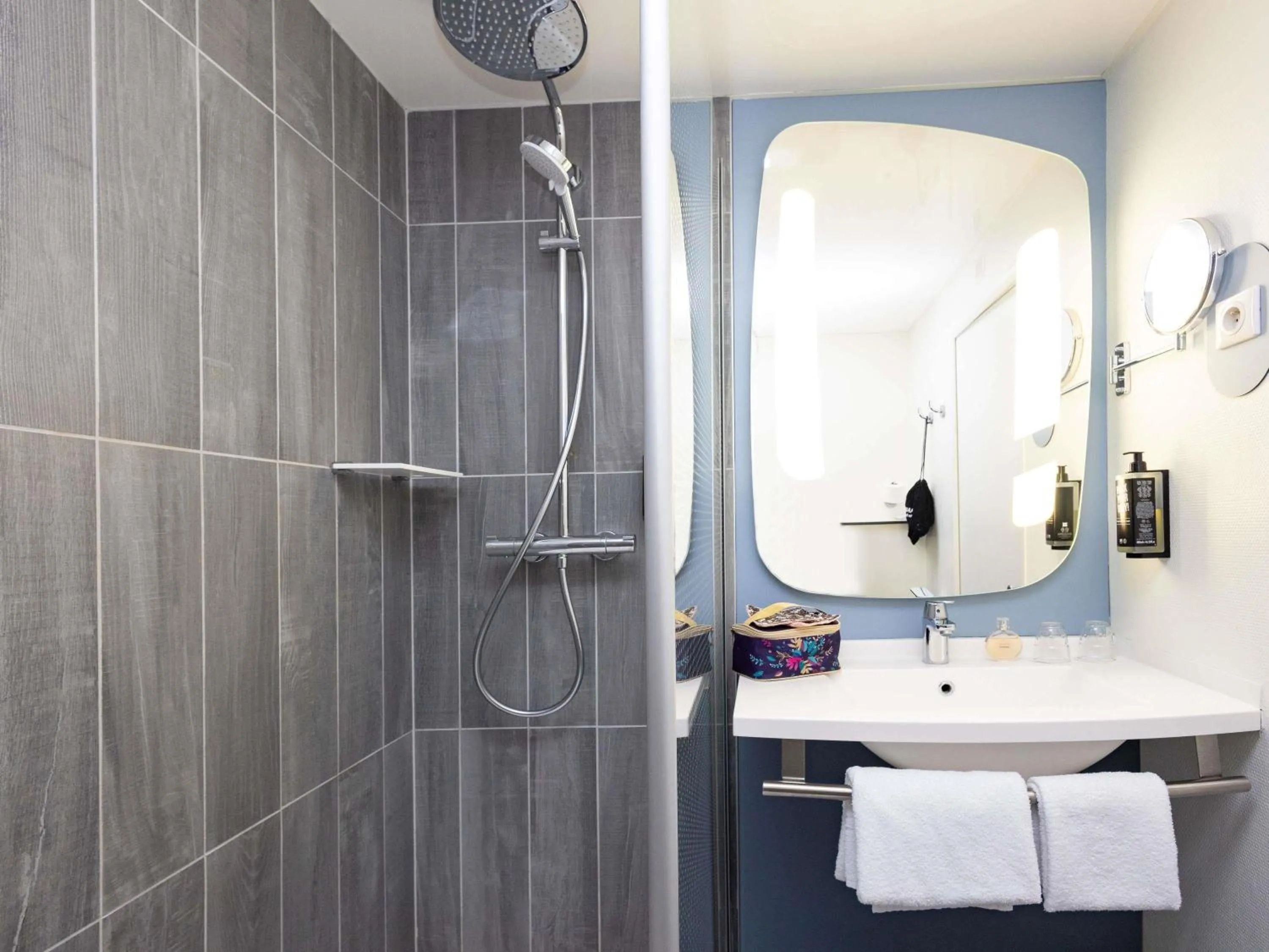 Bedroom in ibis Saint Malo Plage