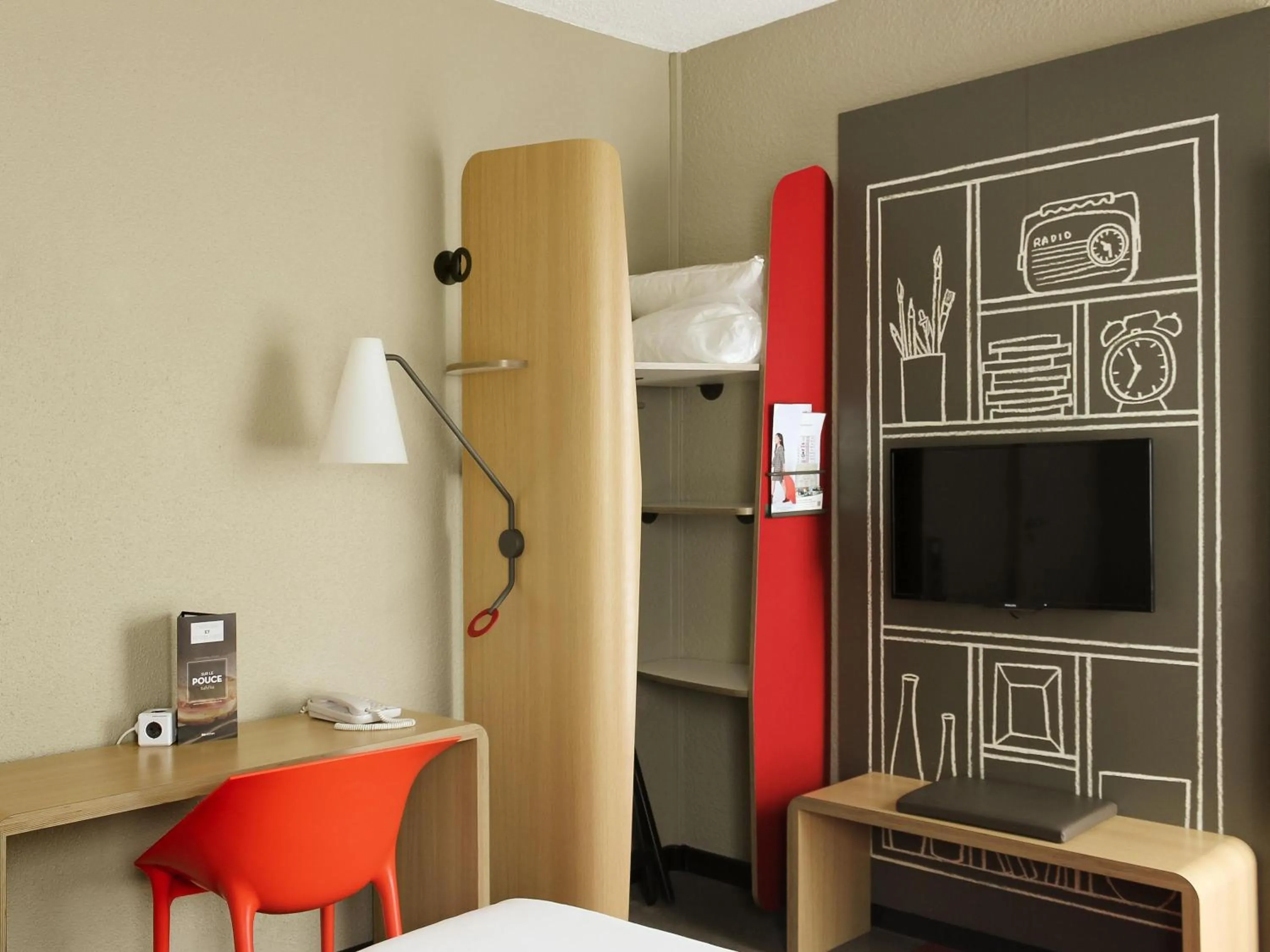 Bedroom in ibis Saint Malo Plage