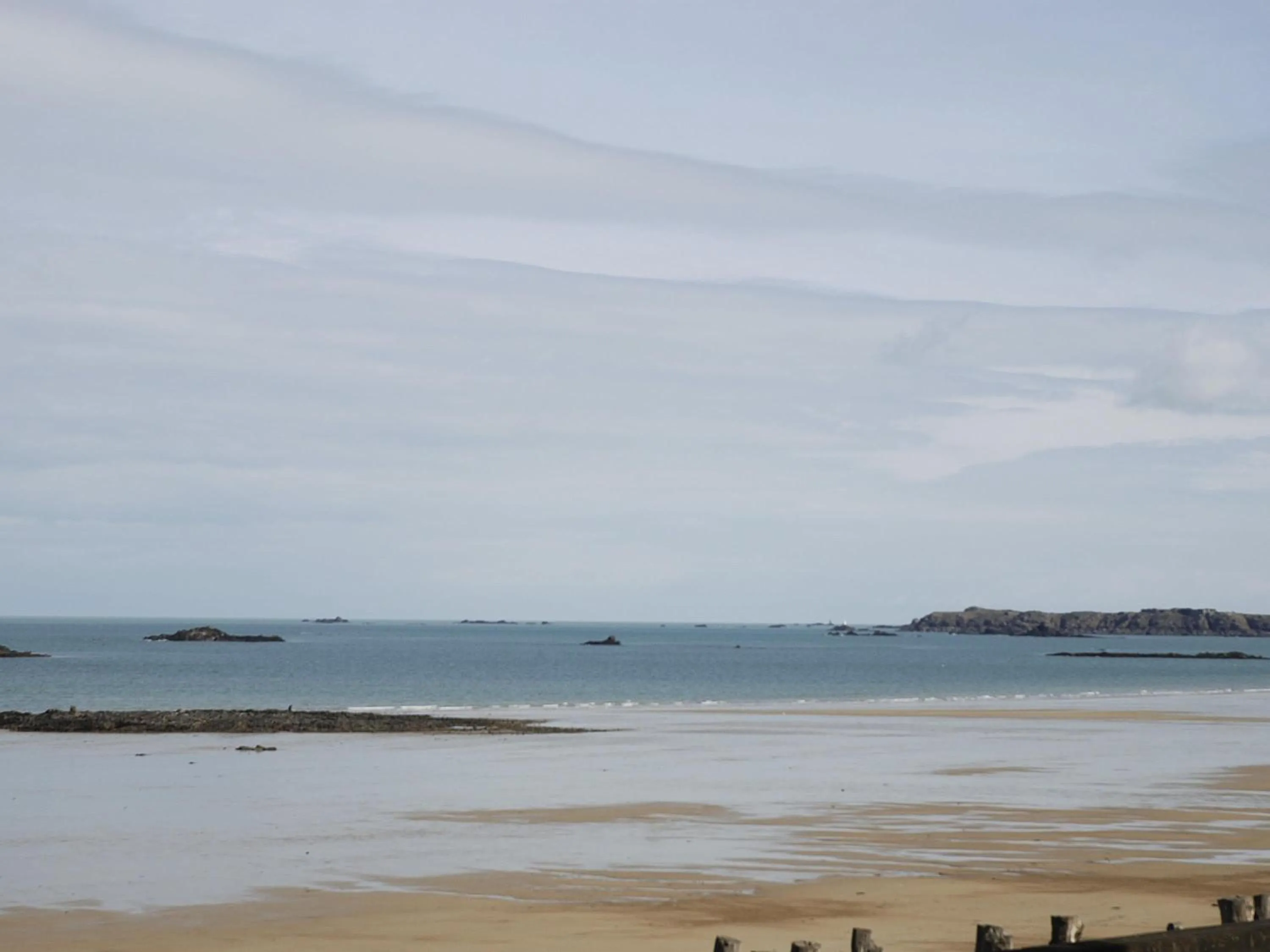 Lounge or bar in ibis Saint Malo Plage