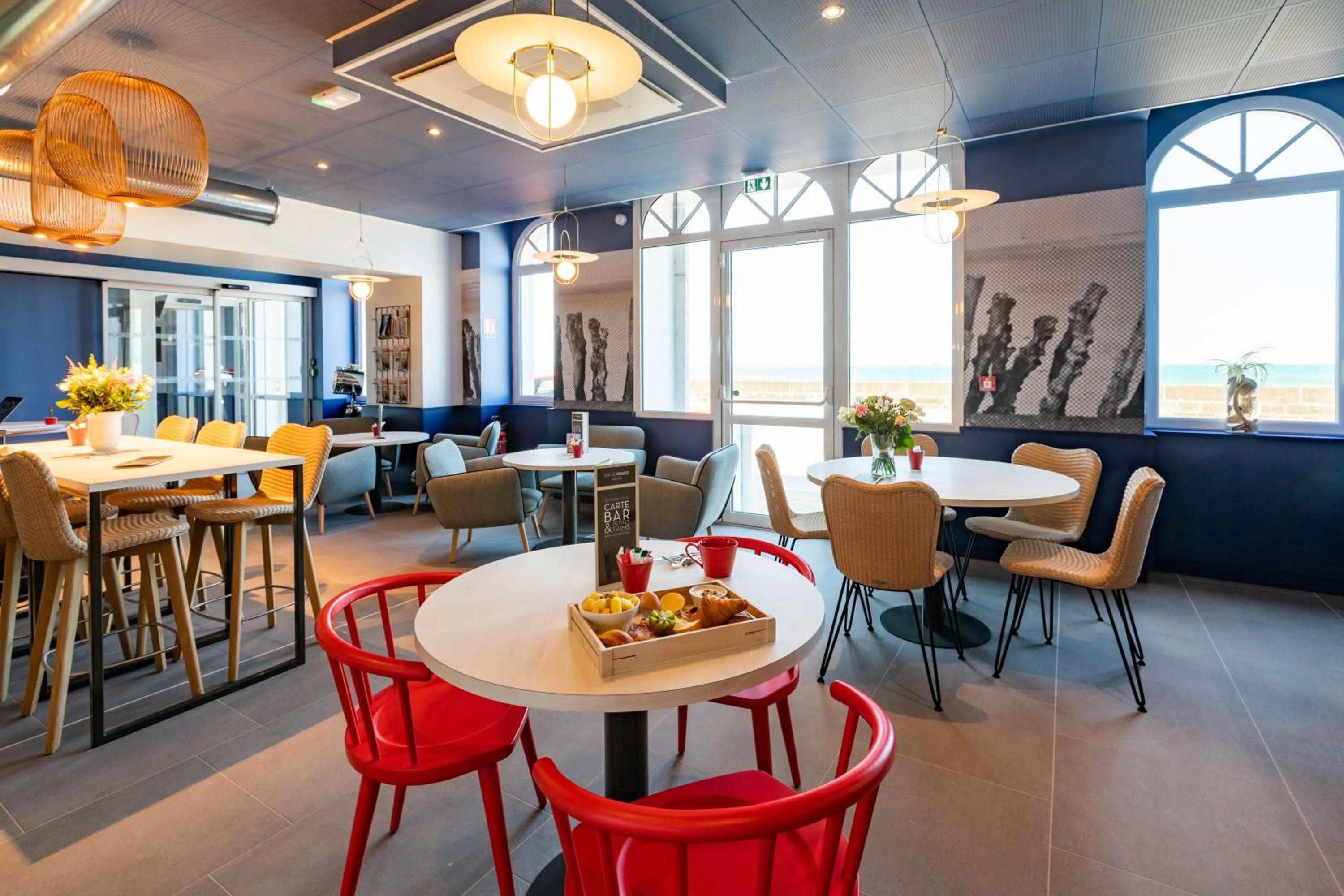 Lounge or bar in ibis Saint Malo Plage