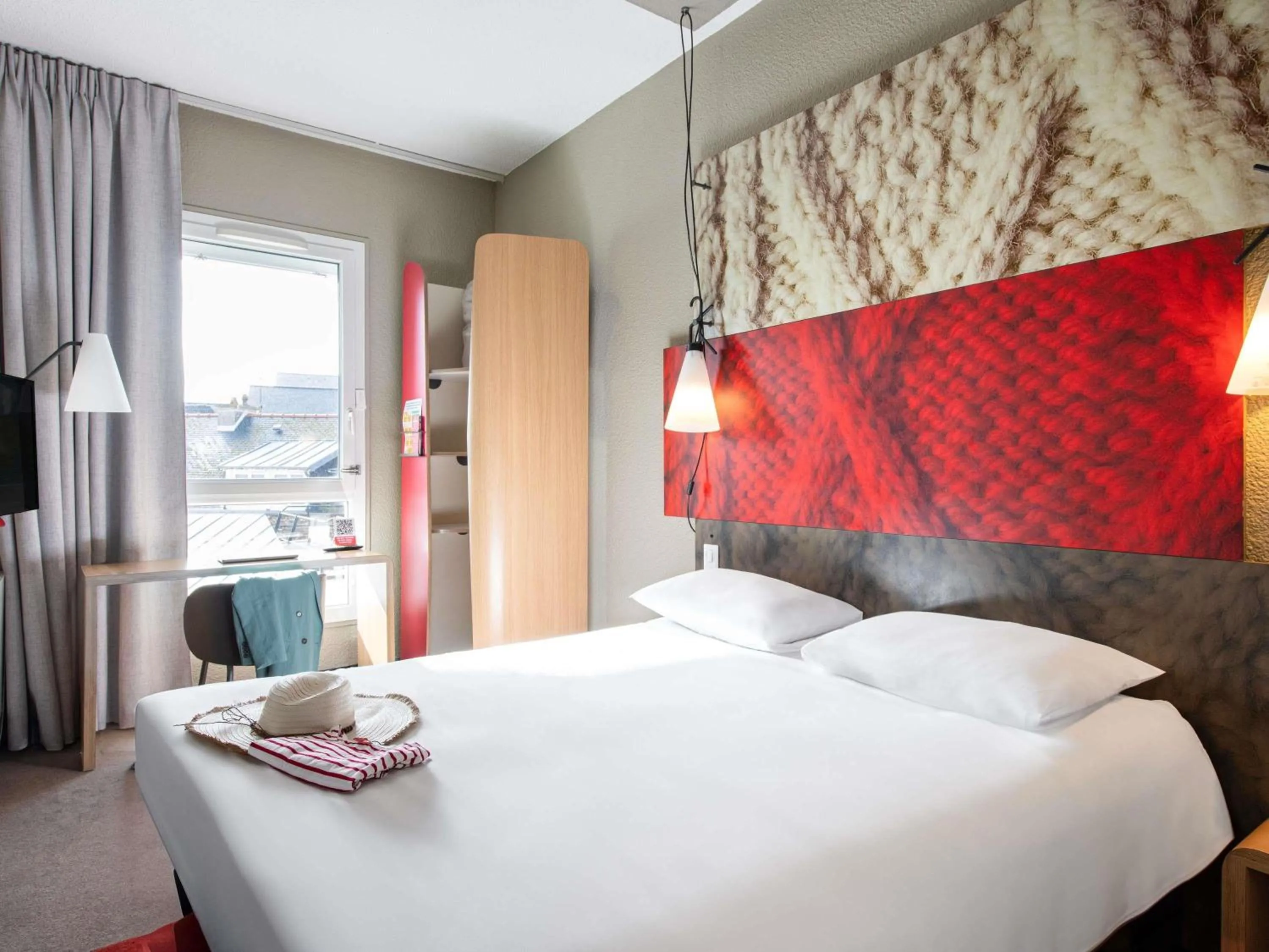 Bedroom, Bed in ibis Saint Malo Plage