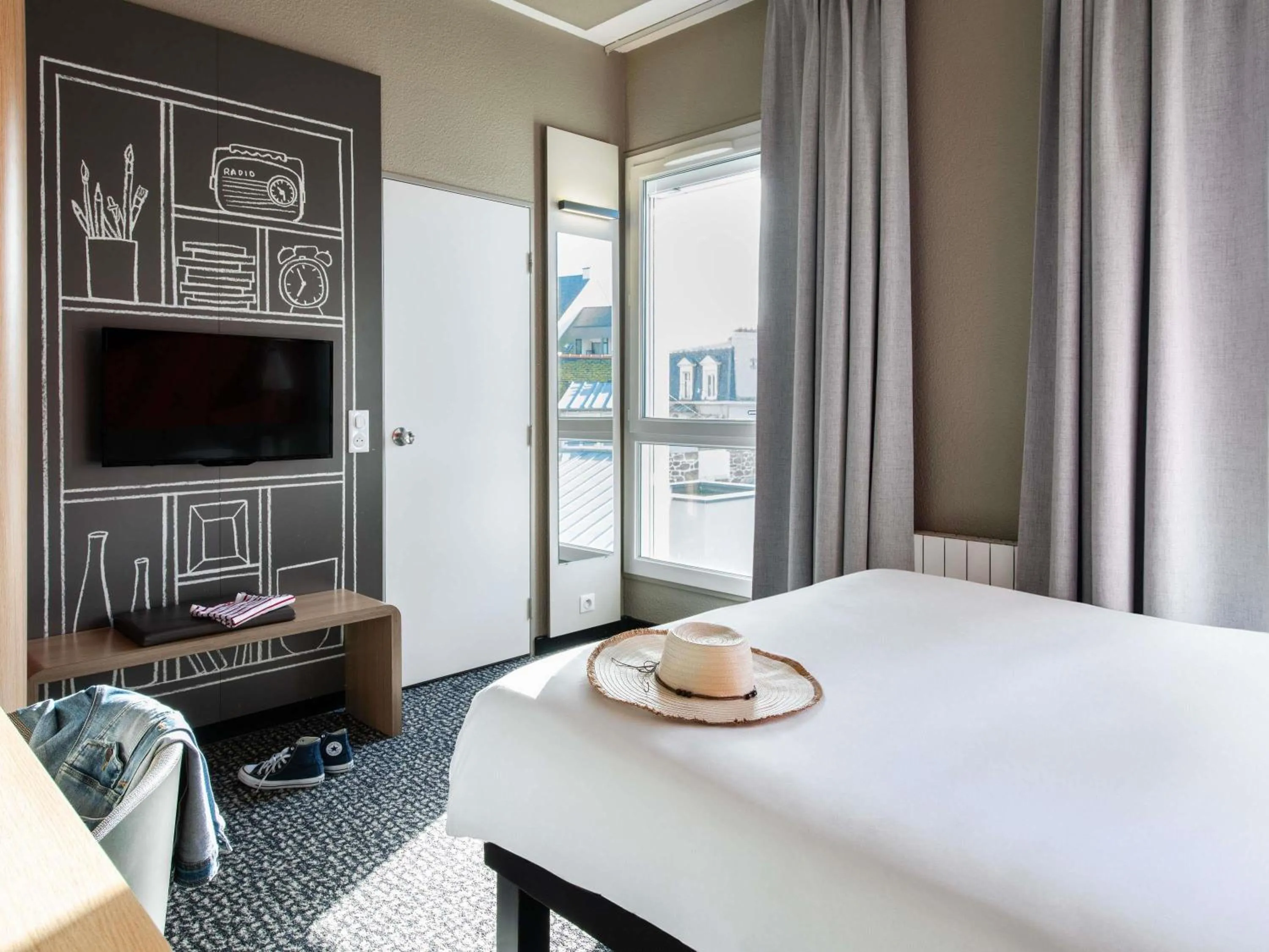 Bedroom, Bed in ibis Saint Malo Plage