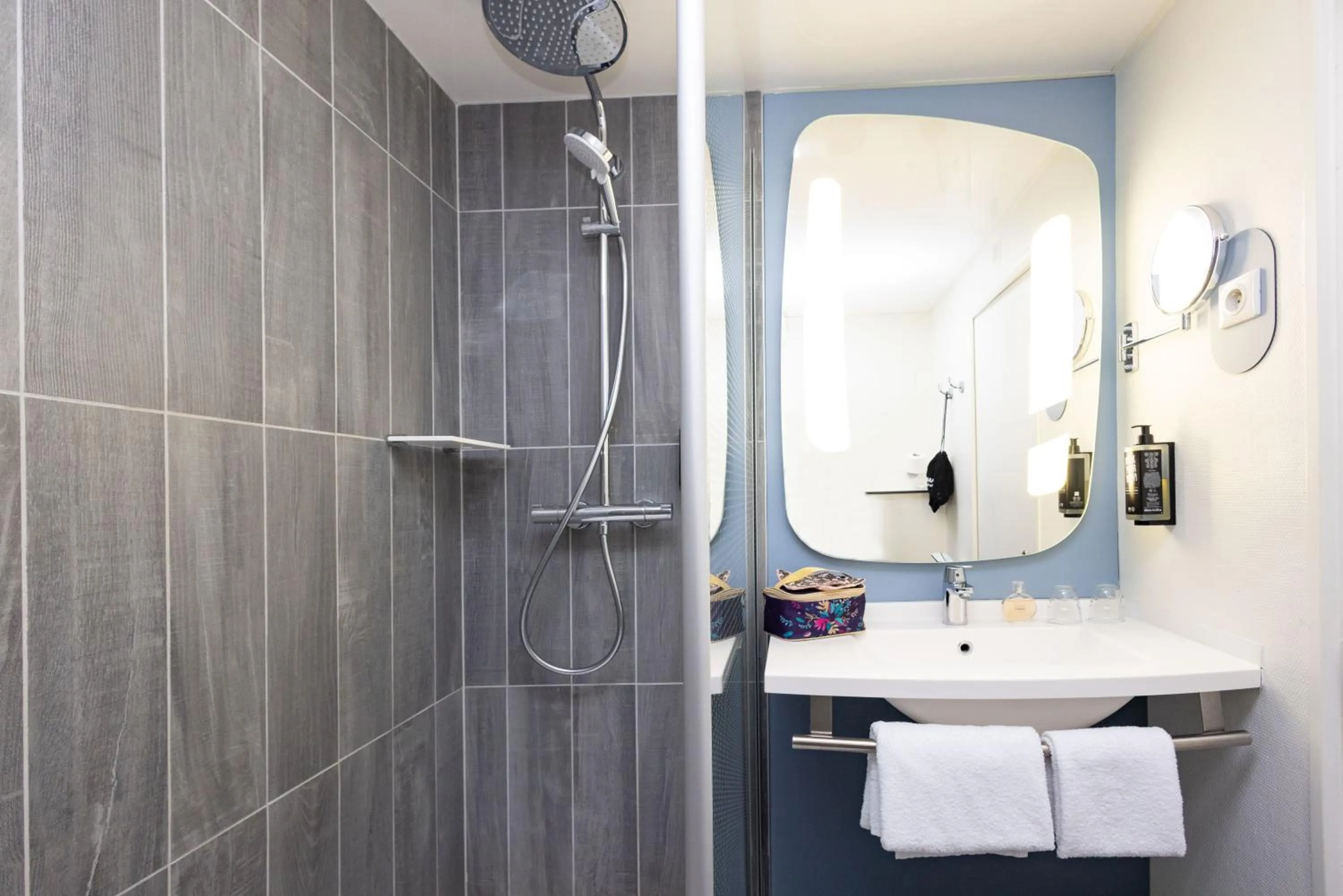 Shower in ibis Saint Malo Plage