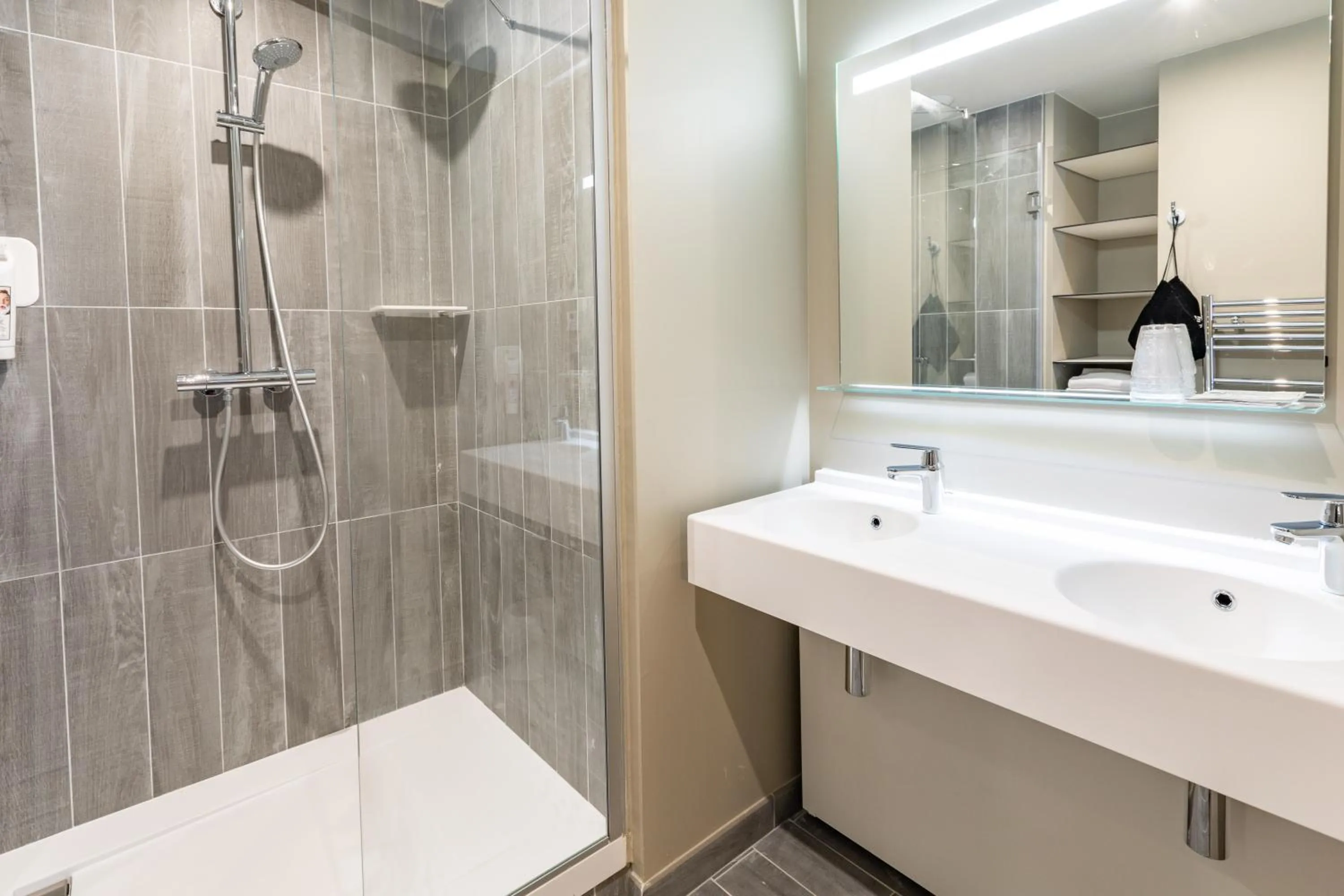 Bathroom in ibis Saint Malo Plage