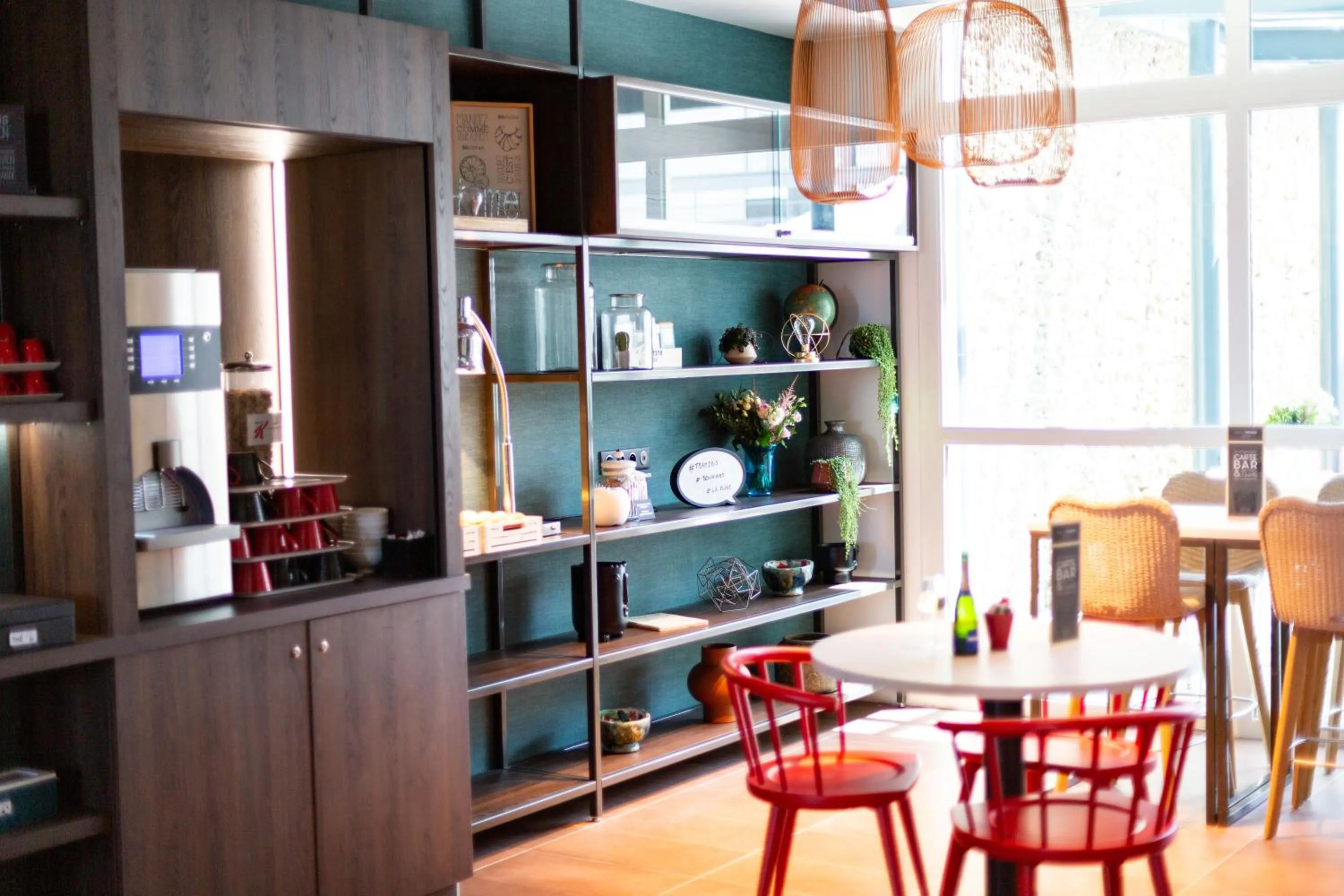 Lounge or bar in ibis Saint Malo Plage