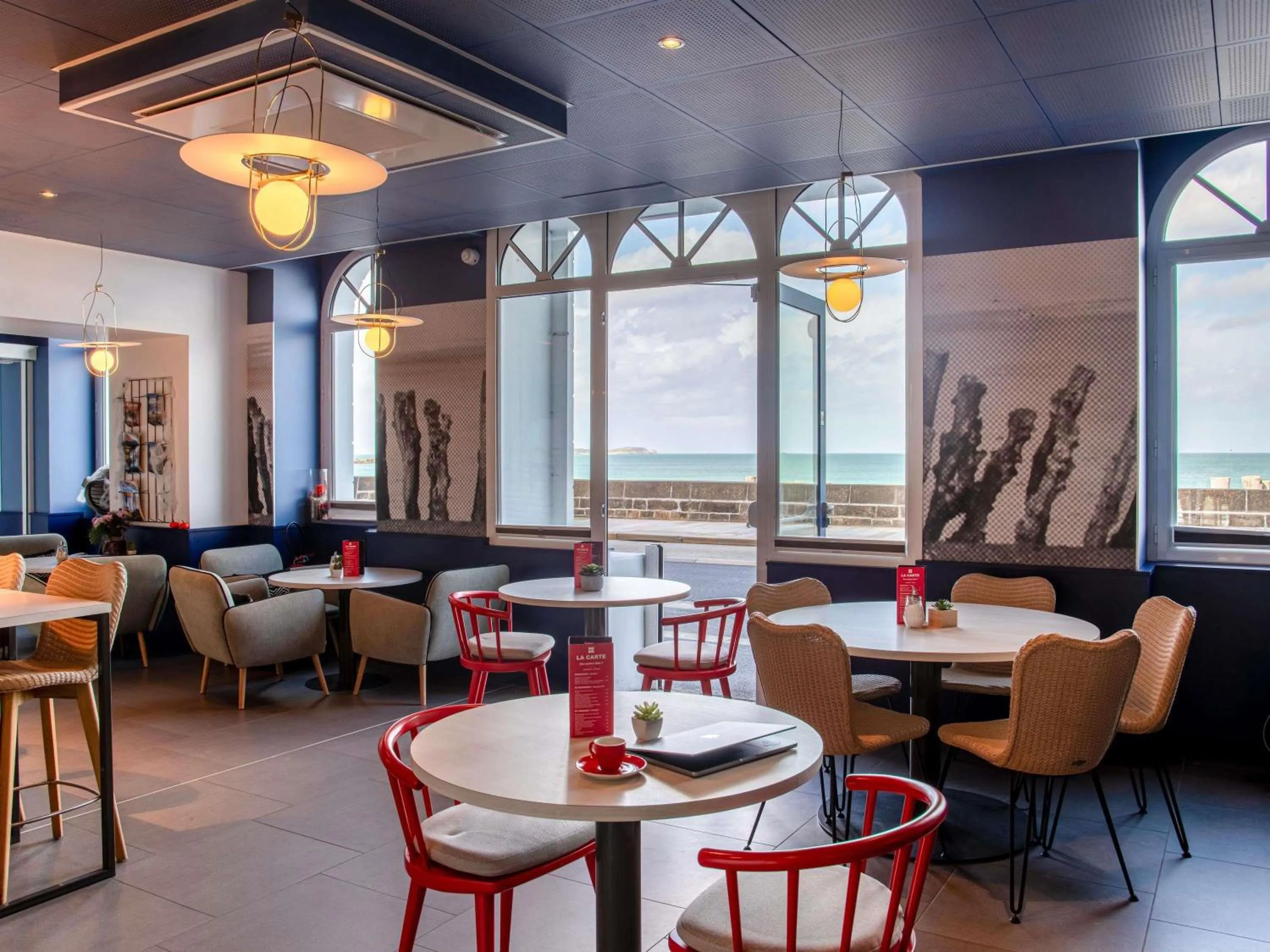 Lounge or bar in ibis Saint Malo Plage