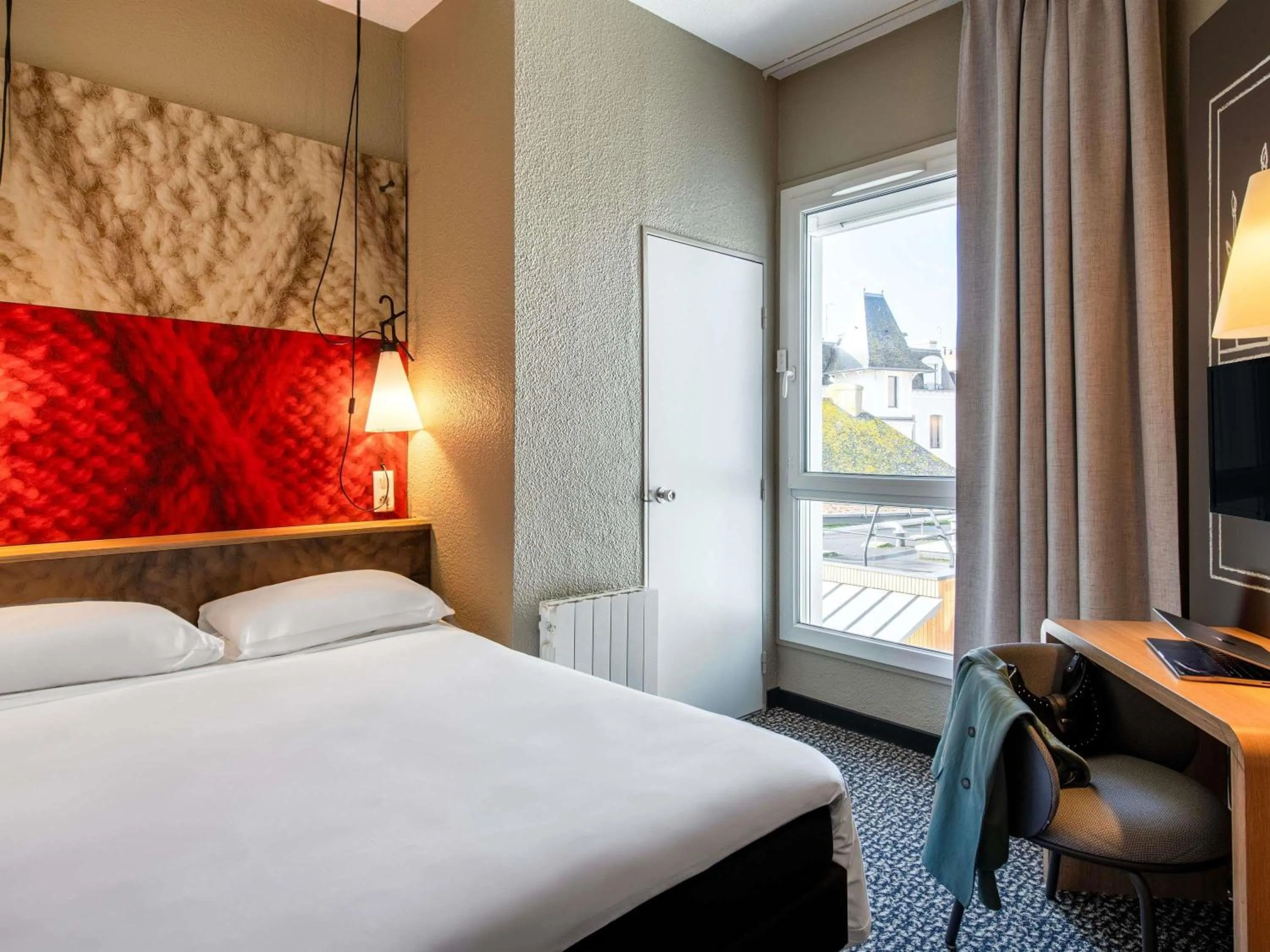 Bedroom, Bed in ibis Saint Malo Plage