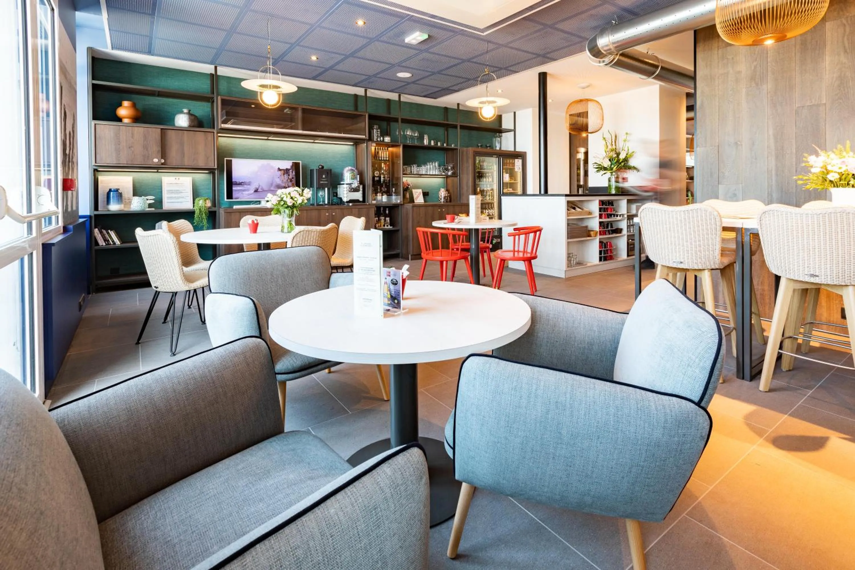 Lounge or bar in ibis Saint Malo Plage