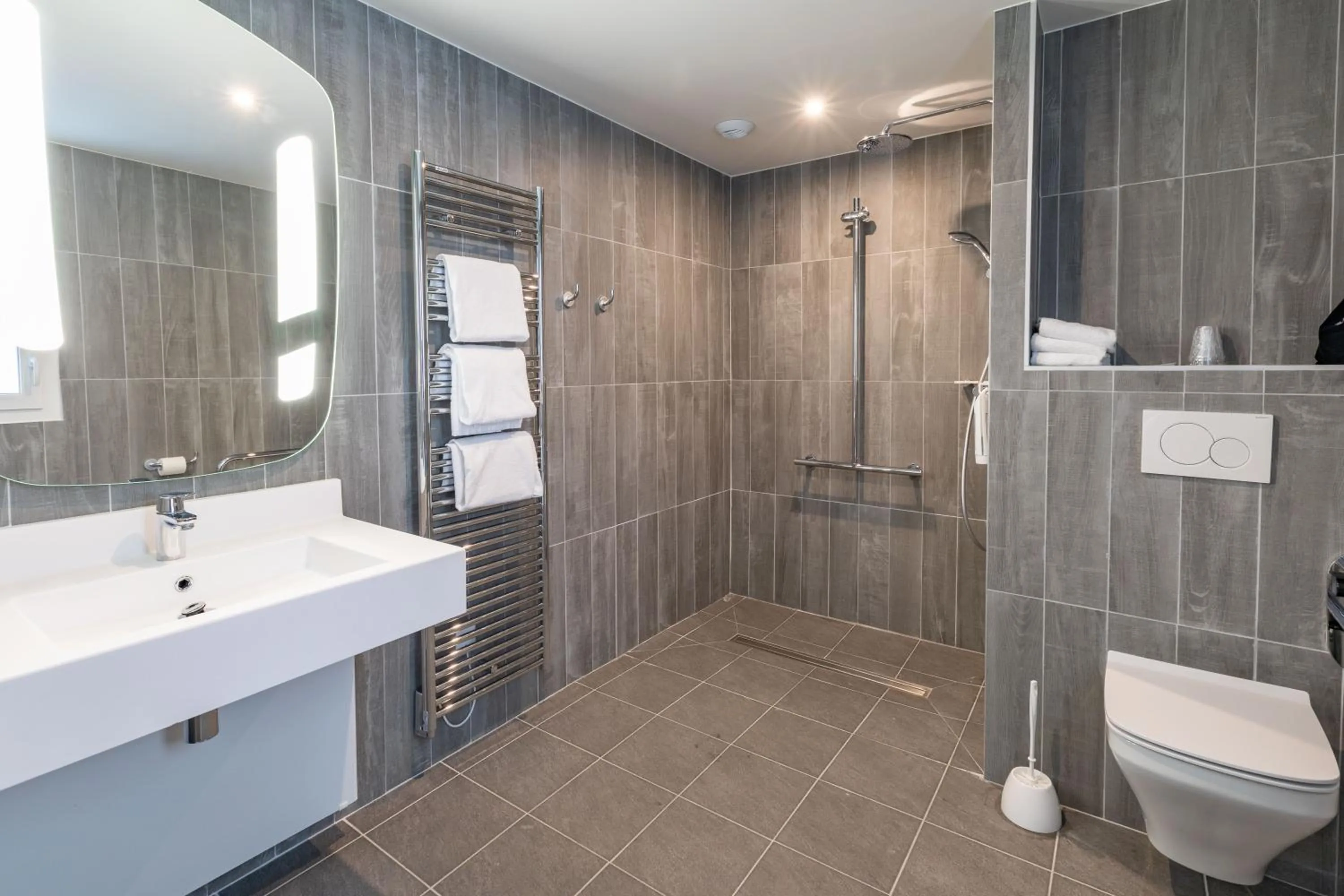 Bathroom in ibis Saint Malo Plage