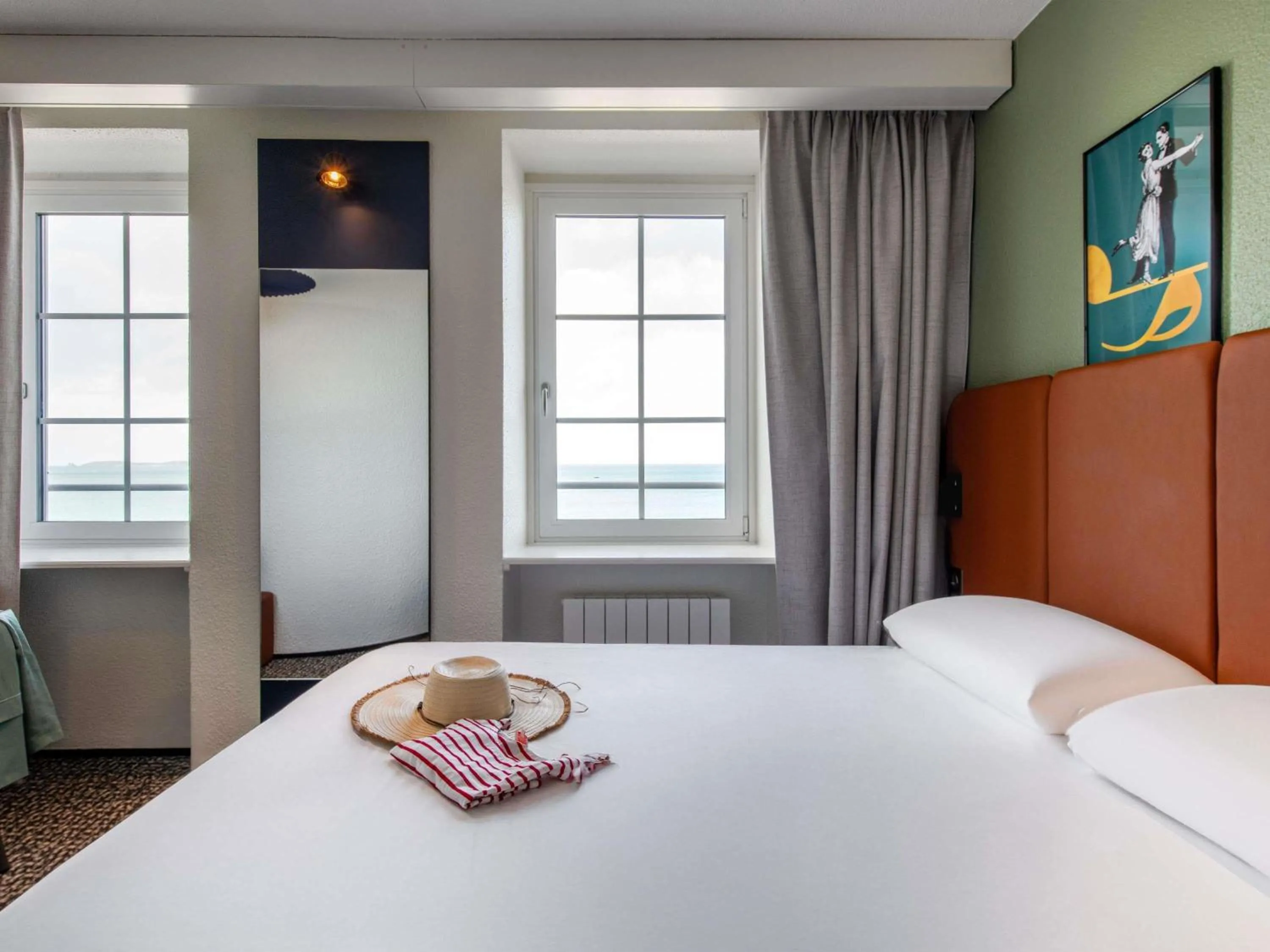 Bedroom, Bed in ibis Saint Malo Plage