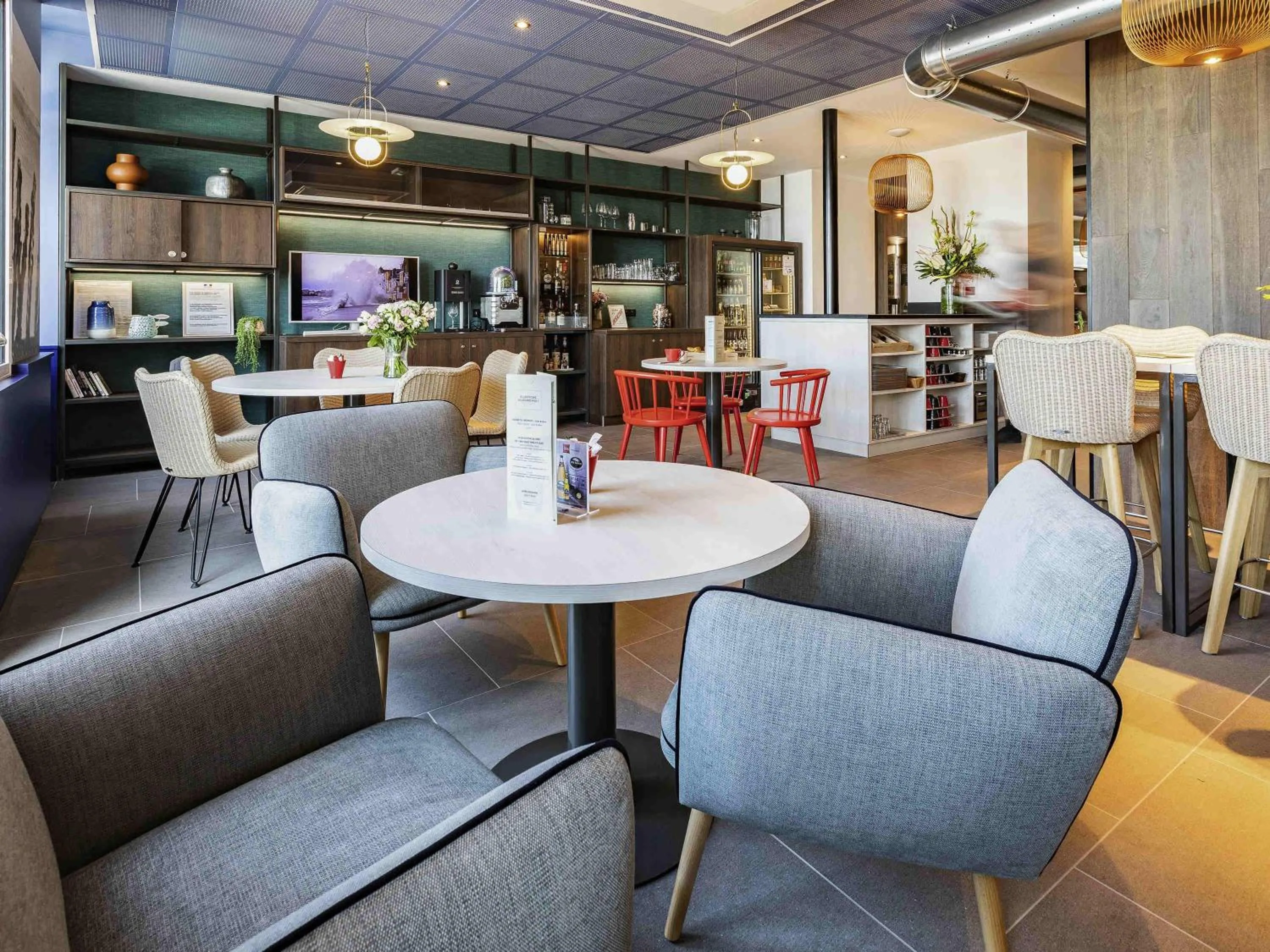 Lounge or bar in ibis Saint Malo Plage