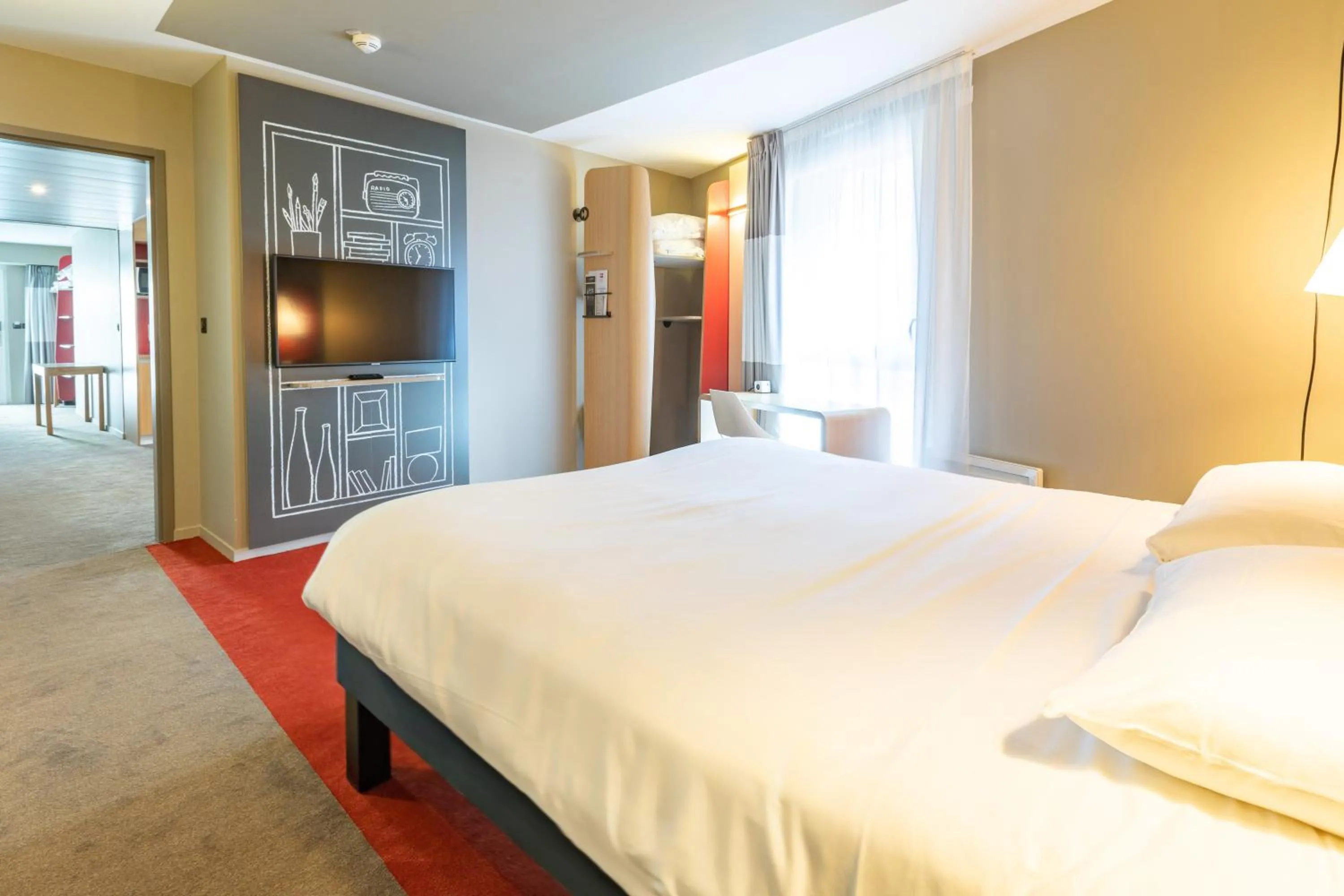 Bedroom, Bed in ibis Saint Malo Plage