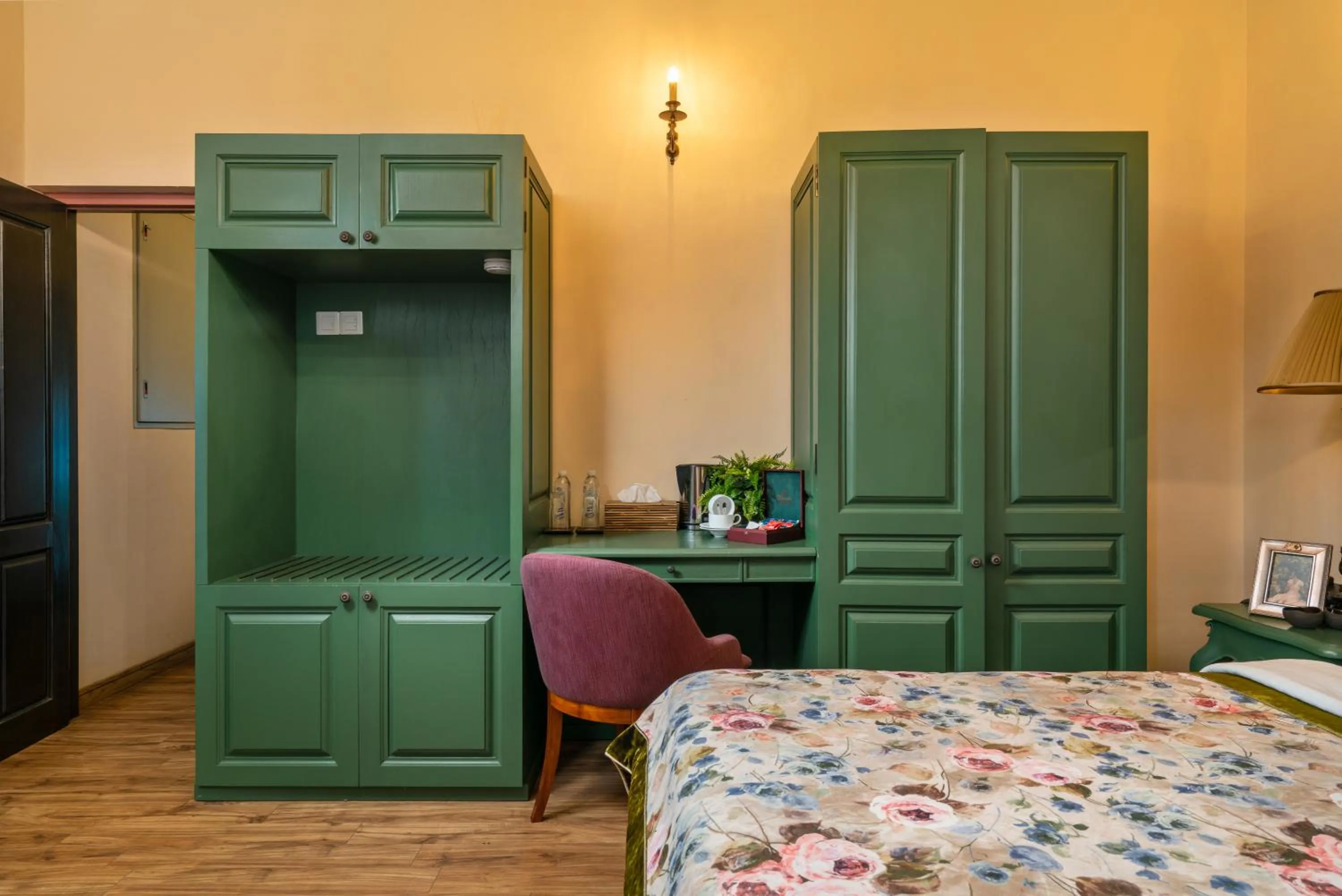 wardrobe, Bed in Clove Villa