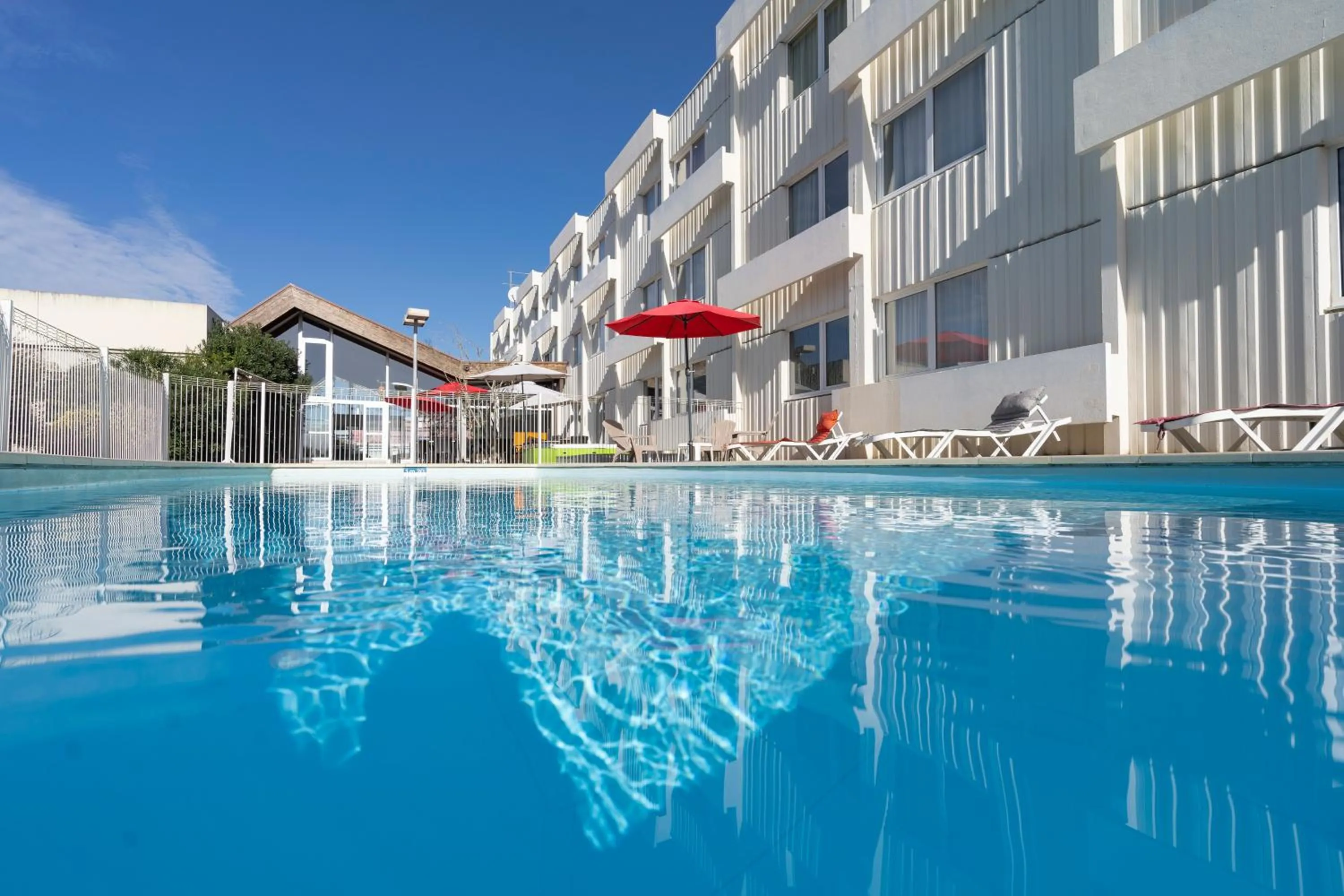 Pool view in Hôtel Akena Poitiers Nord Futuroscope