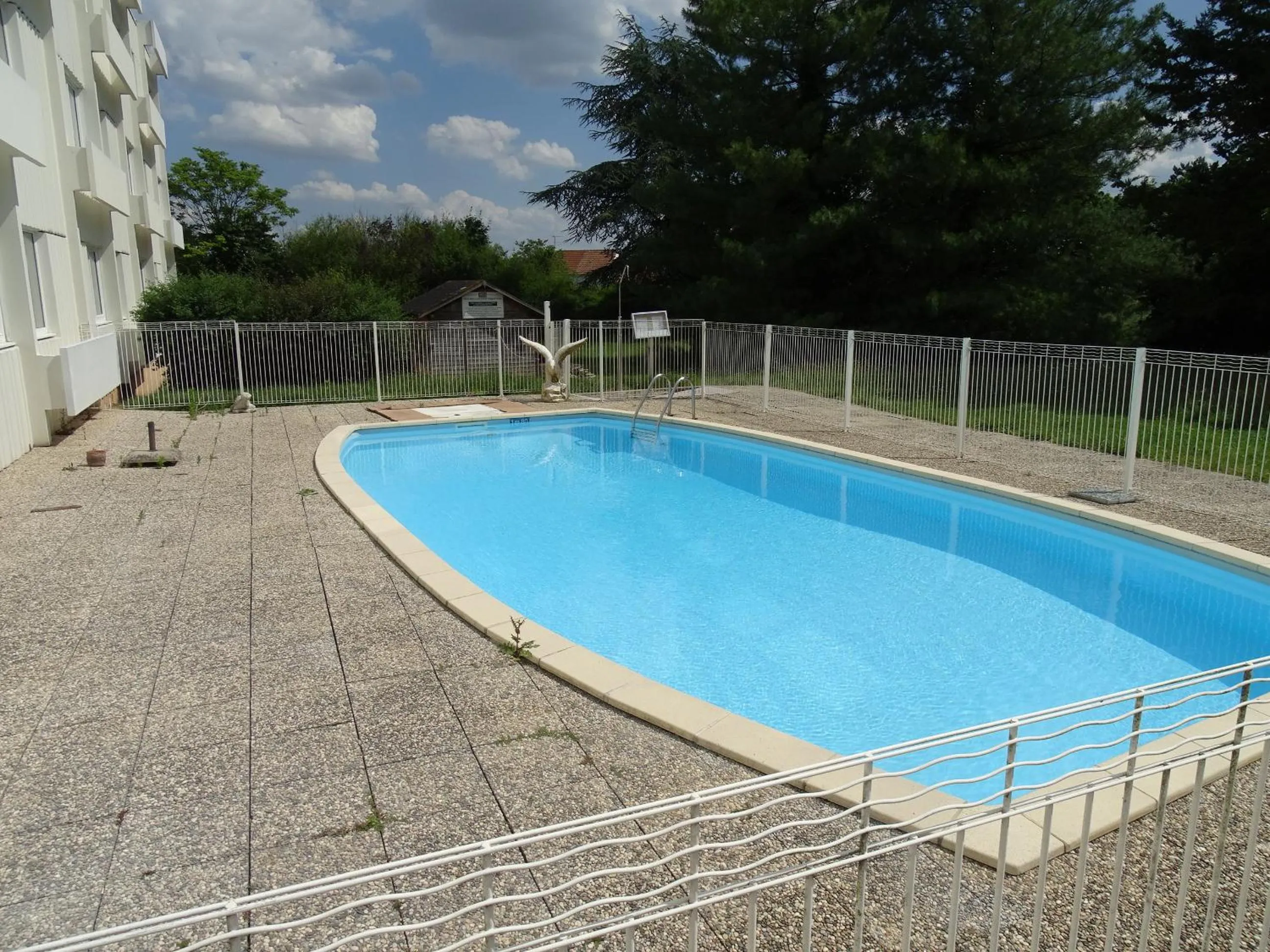 Swimming pool in Hôtel Akena Poitiers Nord Futuroscope