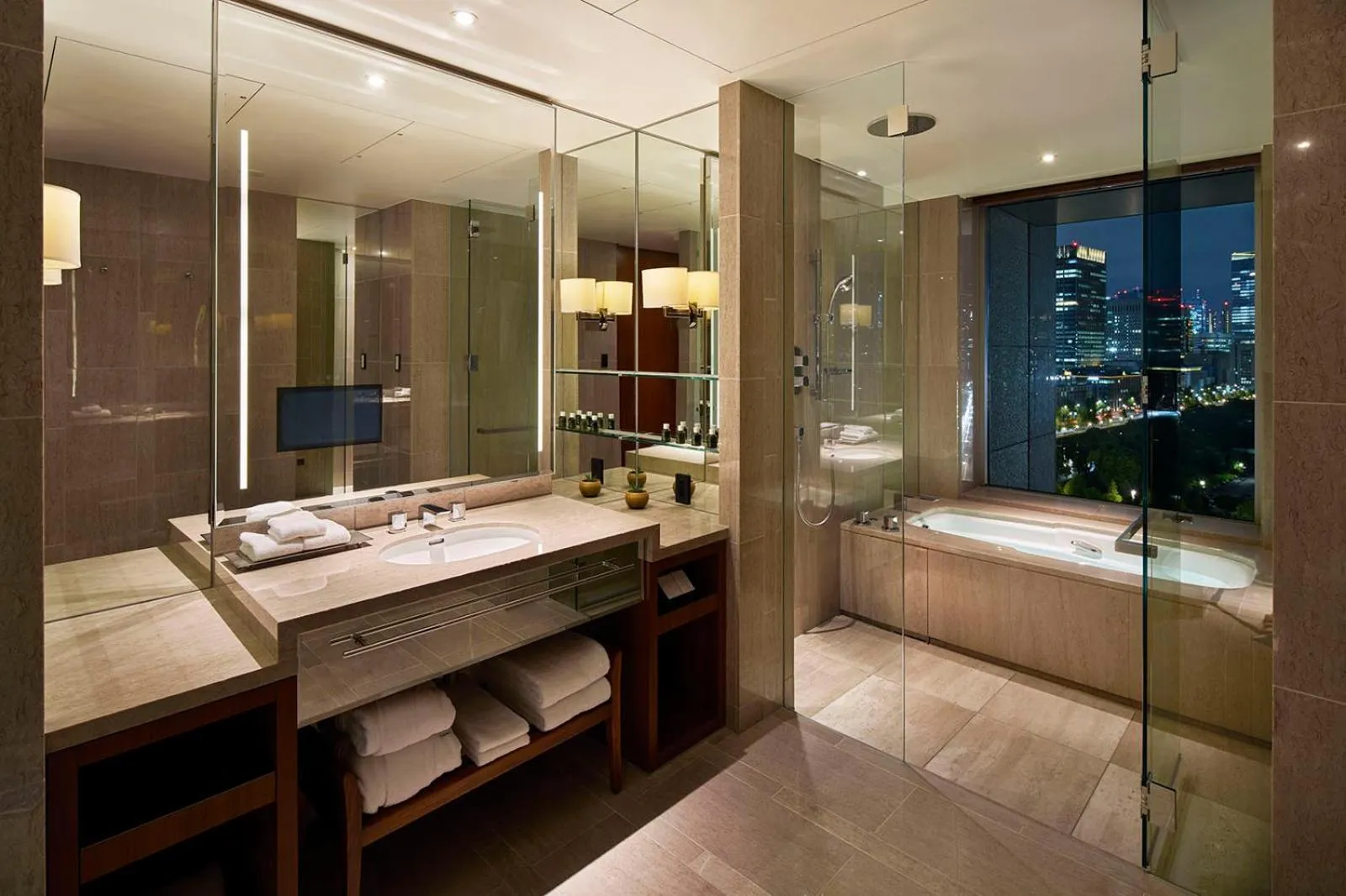 Bathroom, Bed in Palace Hotel Tokyo